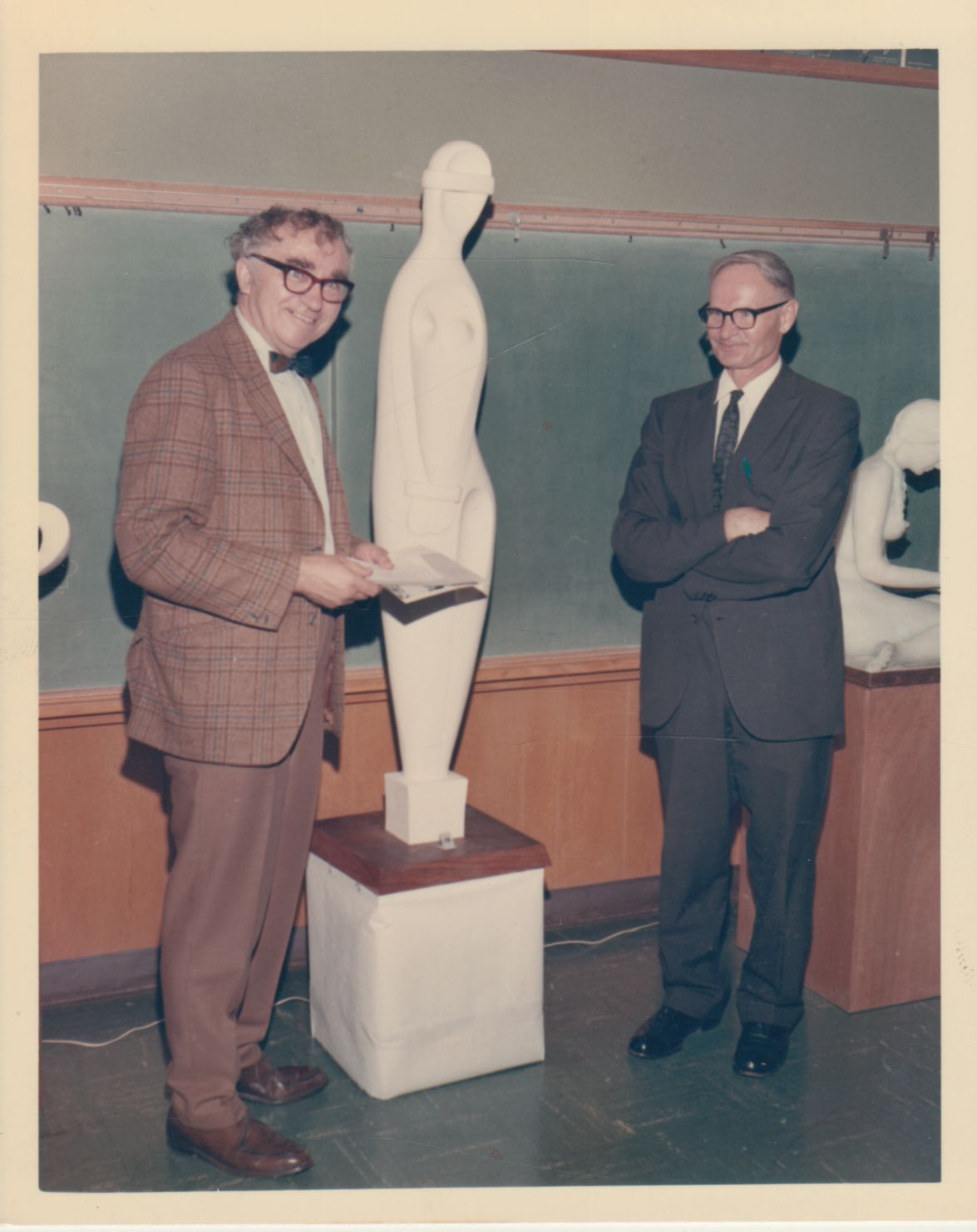B. Brazdžionis su P. Gasparoniu jo parodos atidaryme 1970 m. birželio 20 d. Los Andžele. Prie skulptūros „Lietuva“