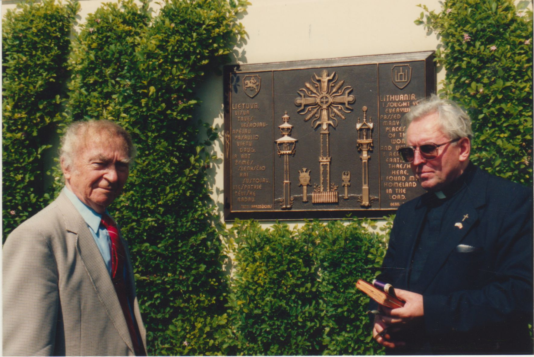 B. Brazdžionis su monsinjoru A. Svarinsku prie „Girios pievelės“ kapinių memorialinės lentos Los Andžele 1989 m.
