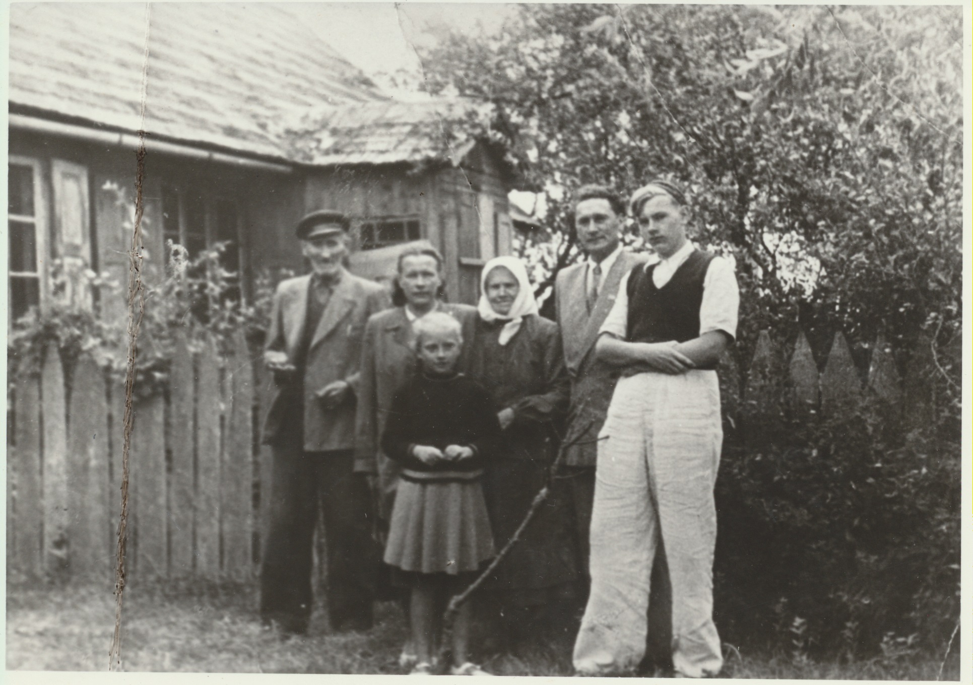 Darbėnuose, kur grįžę į Lietuvą įsikūrė tėvai. Iš kairės – tėvas Jonas, žmona Elena, dukra Agnė, mama Elzbieta, J. Šimkus ir sūnus Jurgis