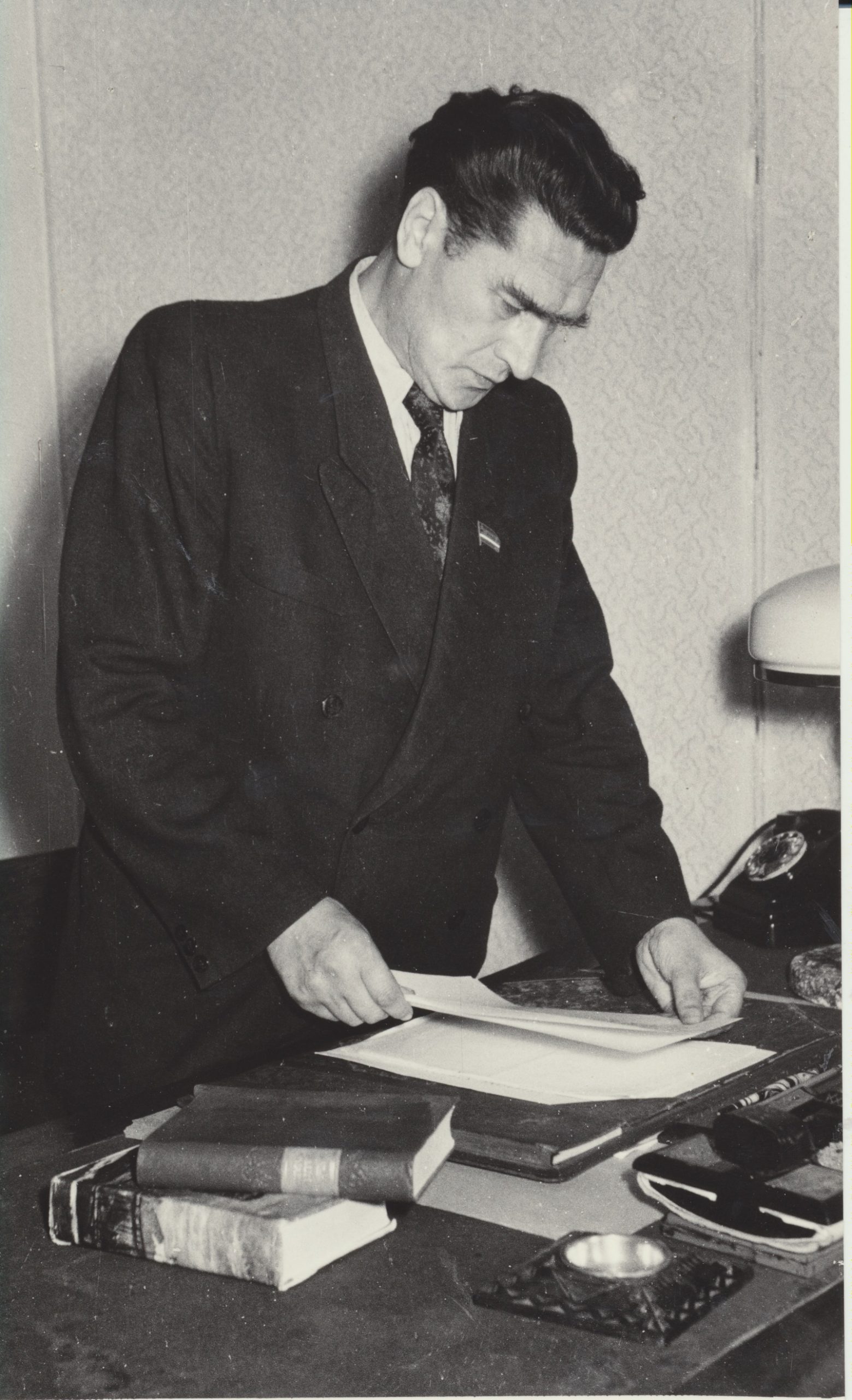 Daugybė kūrinių, straipsnių, recenzijų perėjo per redaktoriaus J. Šimkaus rankas. Vilnius, 1956 m. J. Grikienio nuotrauka