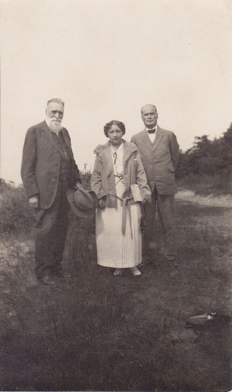 Iš kairės – J. Basanavičius, teisininkai A. Bulotienė ir K. Venclauskis. Palanga,1924 m.