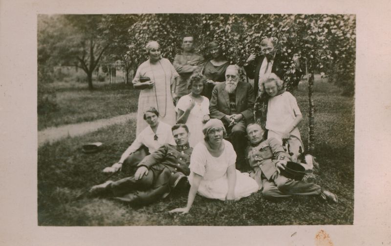 J. Basanavičius (sėdi centre) su poetu Liudu Gira (stovi dešinėje), Brone Giriene (stovi kairėje) ir kitais poilsiautojais Palangoje. 1924 m.