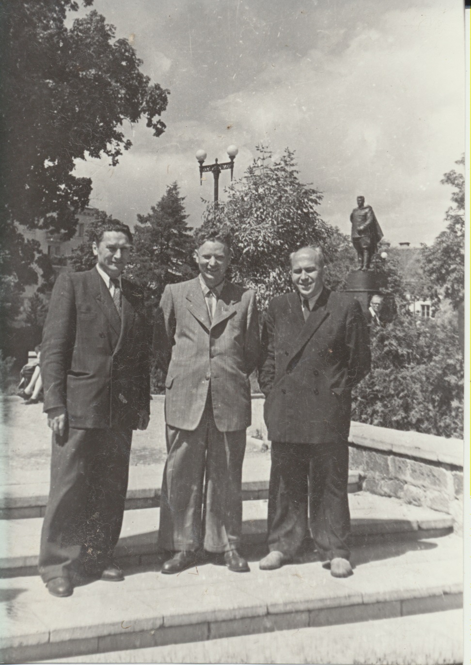 J. Šimkus, baltarusių poetas M. Tankas ir A. Žukauskas Vilniuje. Apie 1960 m.
