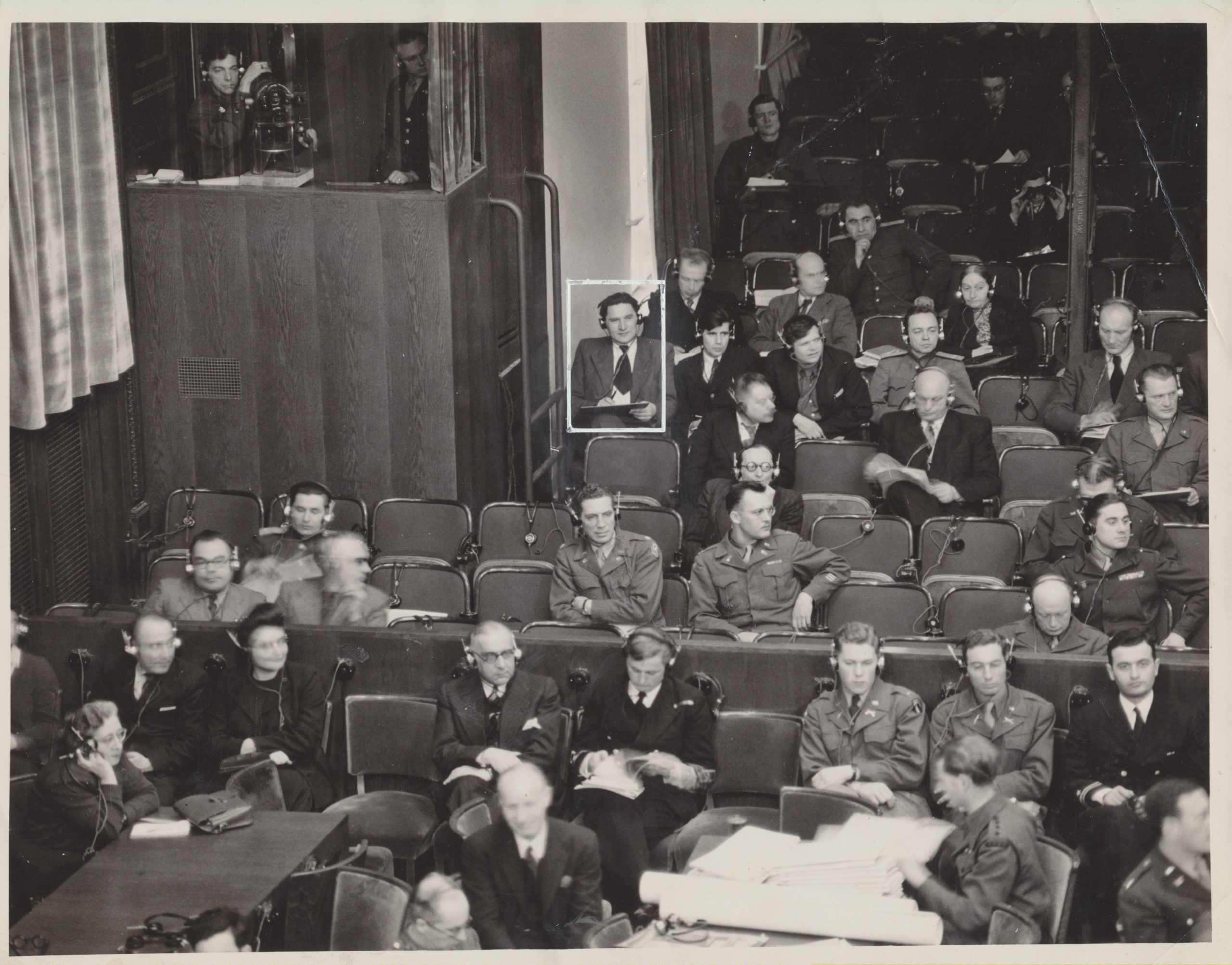 J. Šimkus tarp spaudos atstovų Niurnbergo proceso metu. Apie 1945 m.