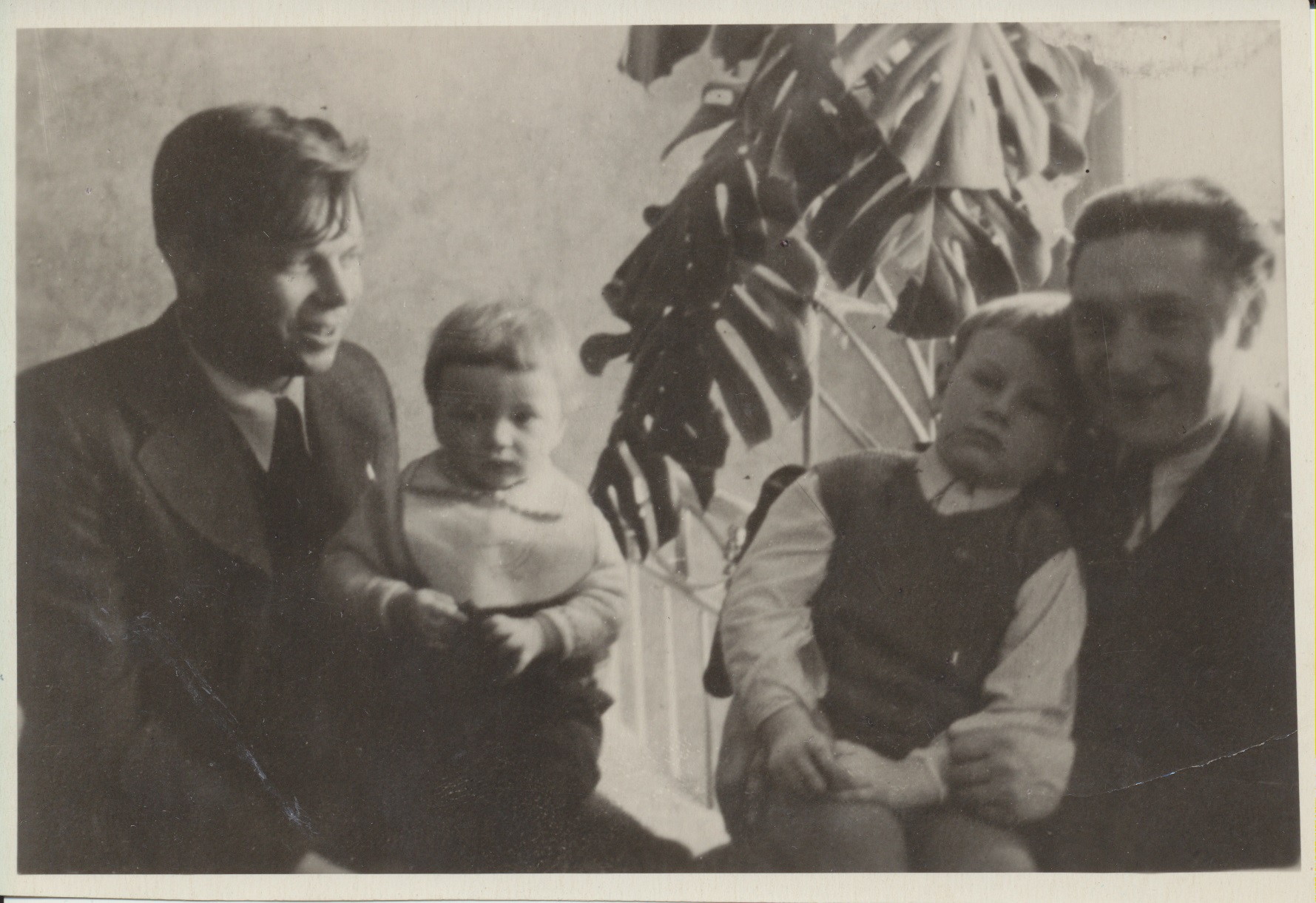 P. Cvirka ir J. Šimkus su sūnumis. Andriumi ir Jurgiu. 1941 m.