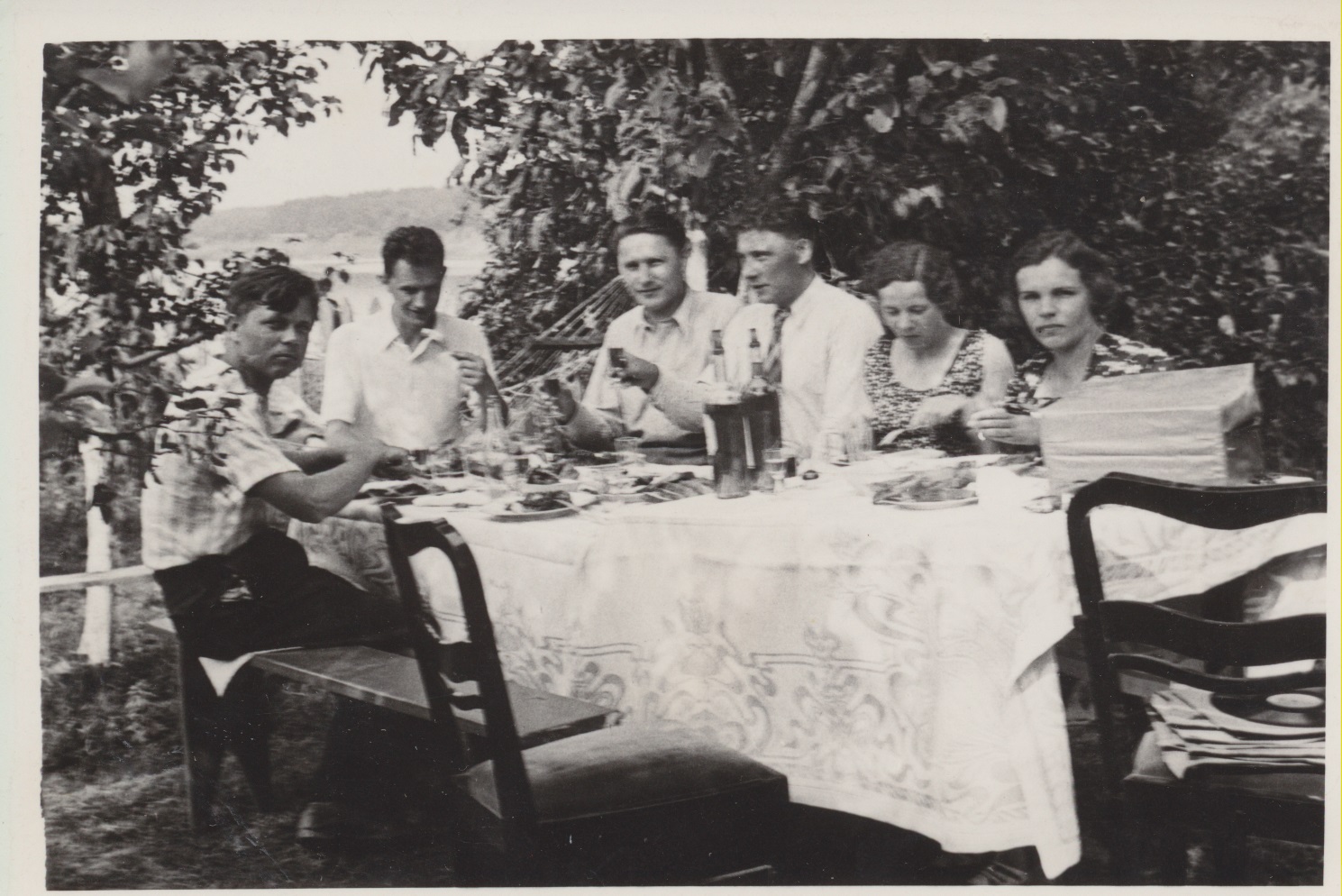 P. Cvirka (pirmas iš kairės), J. Šimkus (trečias iš kairės) ir atstovybės darbuotojai su žmonomis netoli Kauno. 1938 m.