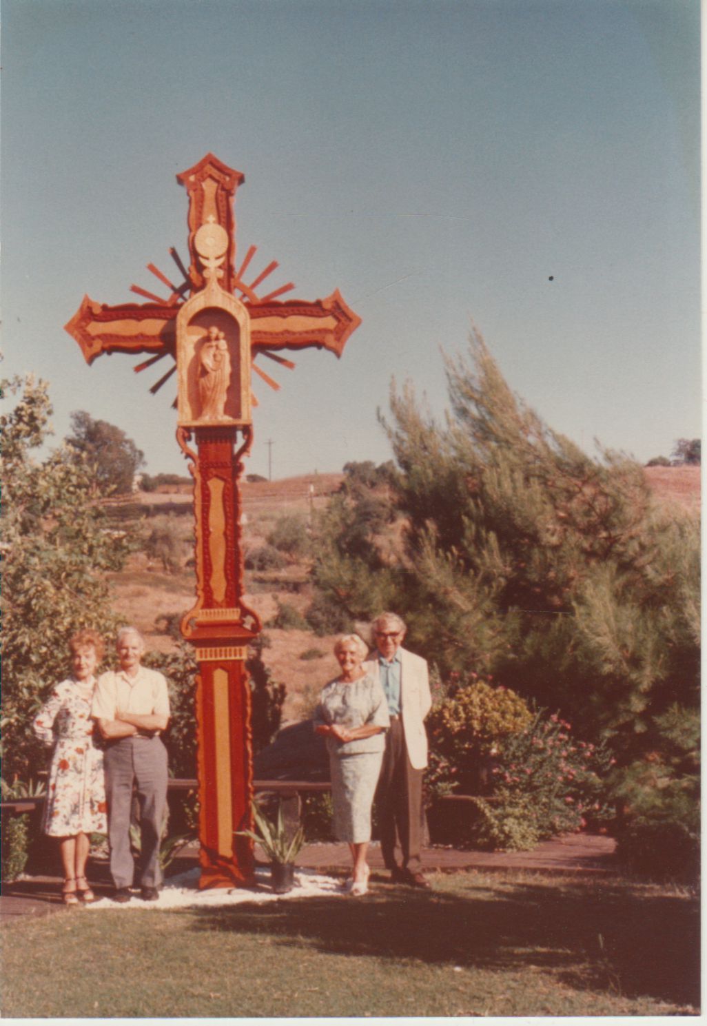 Prie P. Gasparonio kurto kryžiaus Vistoje. 1978 m. Iš kairės – M. Gasparonienė, P. Gasparonis, A. Brazdžionienė, B. Brazdžionis