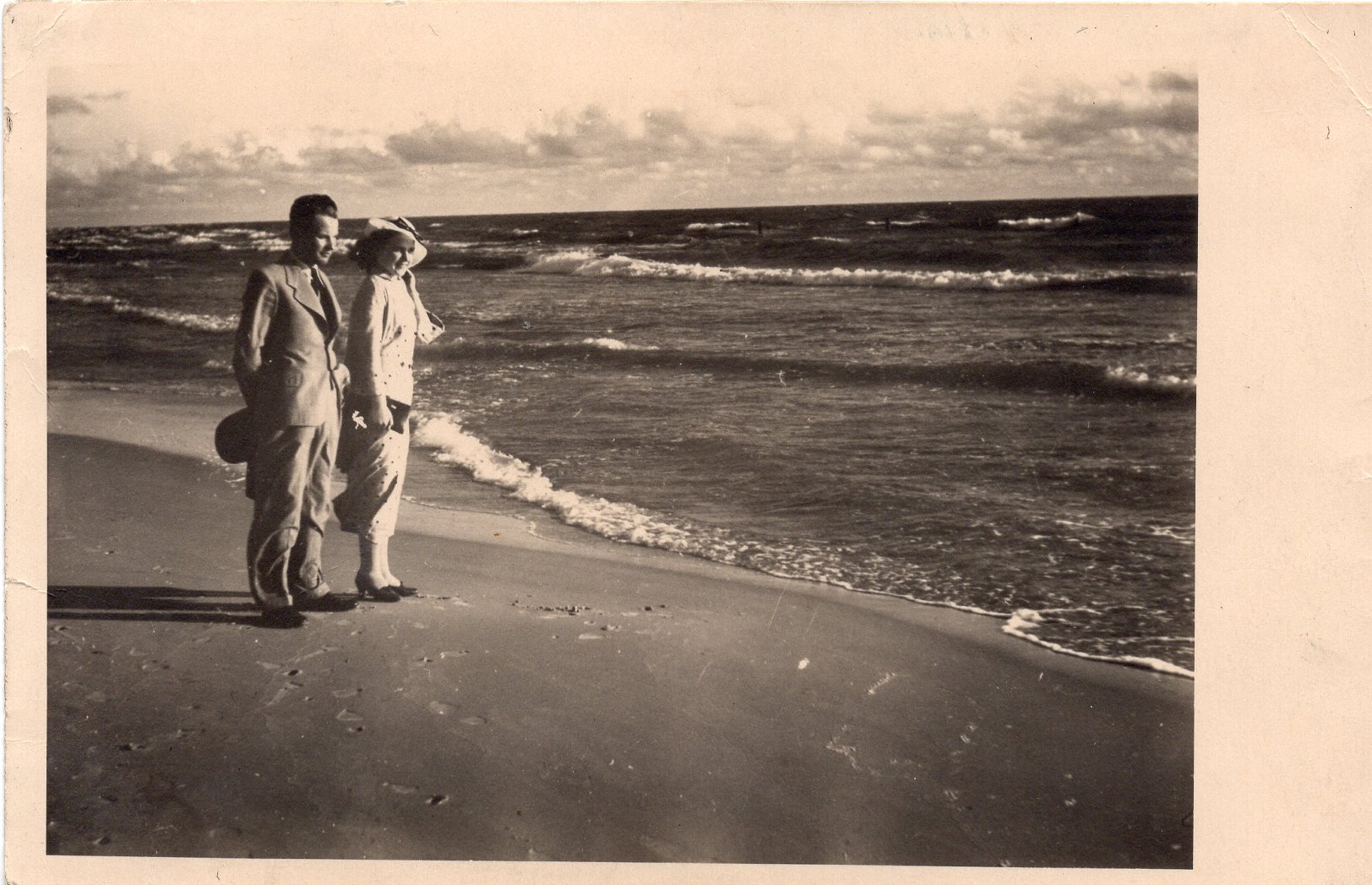 S. Zobarskas su žmona prie Baltijos jūros. Apie 1936 m.