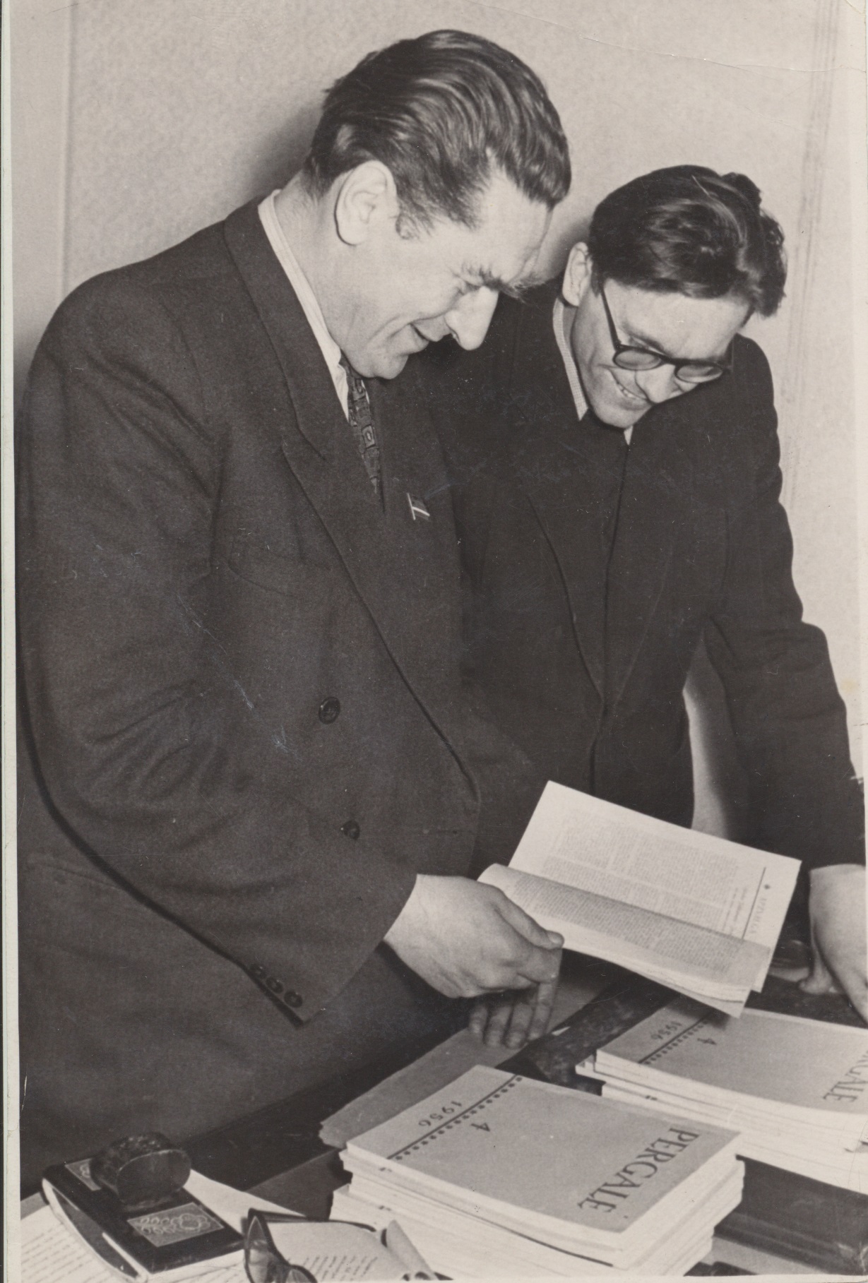 Su A. Baltakiu, besidžiaugiant nauju žurnalo „Pergalė“ numeriu. 1956 m.