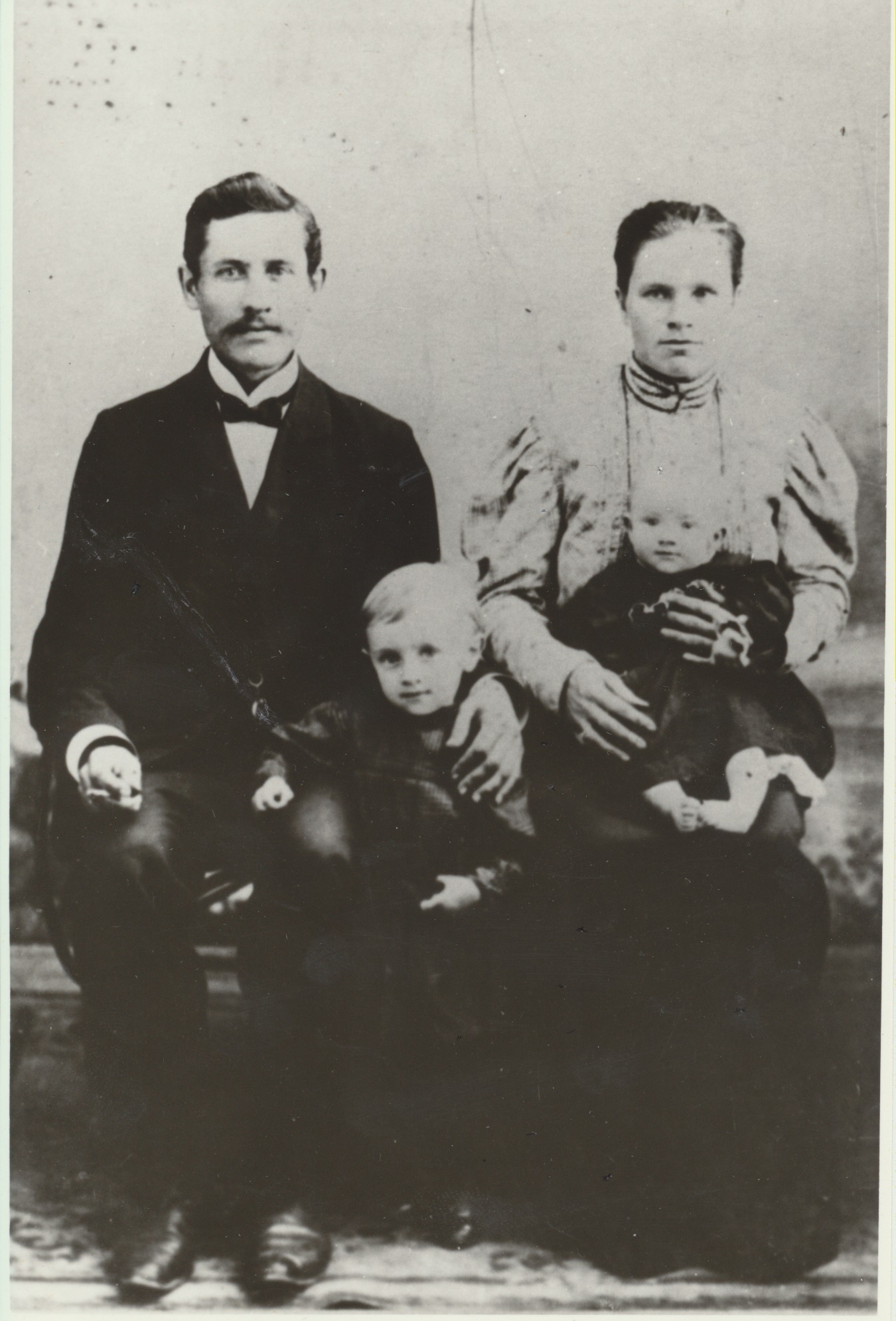 Su tėvais ir seserim Elzyte. Apie 1910 m.