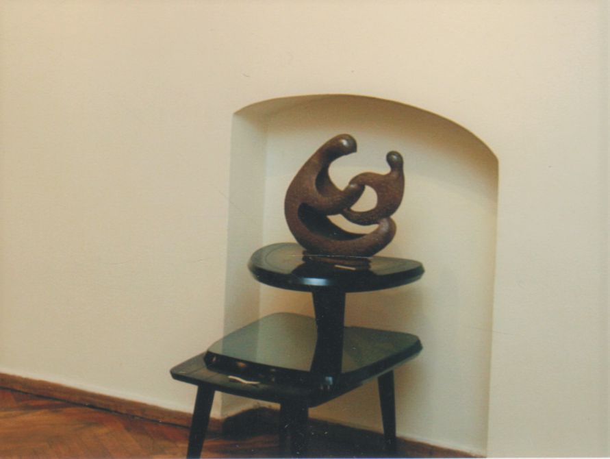 Svetainės stalelis ir P. Gasparonio kurta skulptūra „Mėnulio žaismas“
