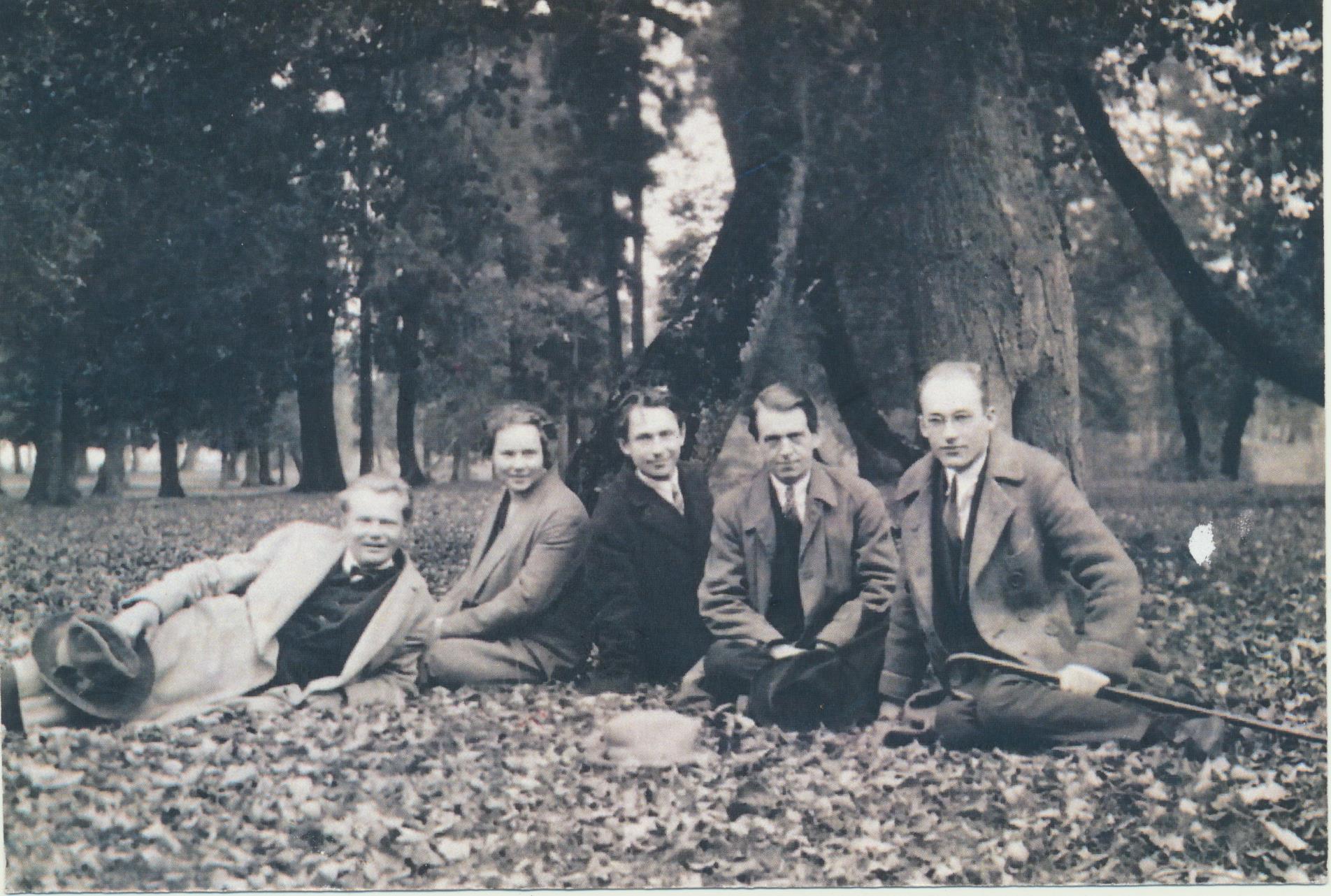 J. Petrėnas (centre) su bičiuliais Ąžuolyne. Apie 1924 m.