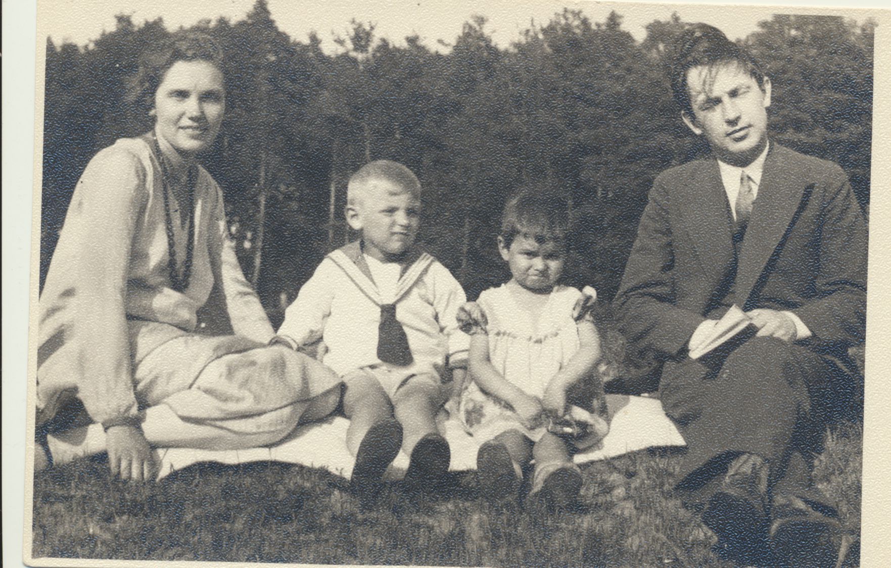 J. Petrėnas su šeima