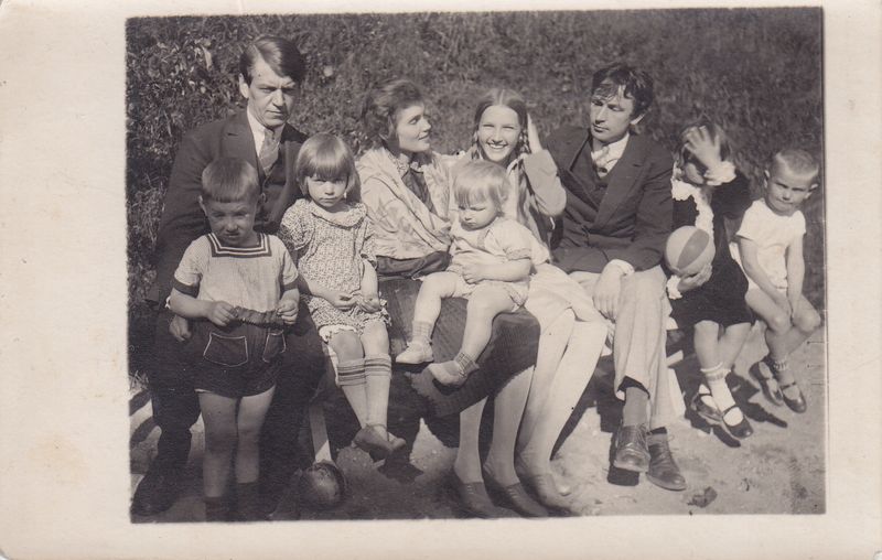 K. Binkis su savo vaikais Gerardu ir Levute, J. Petrėno žmona, jos sesuo ir J. Petrėnas su vaikais. Apie 1927 m.
