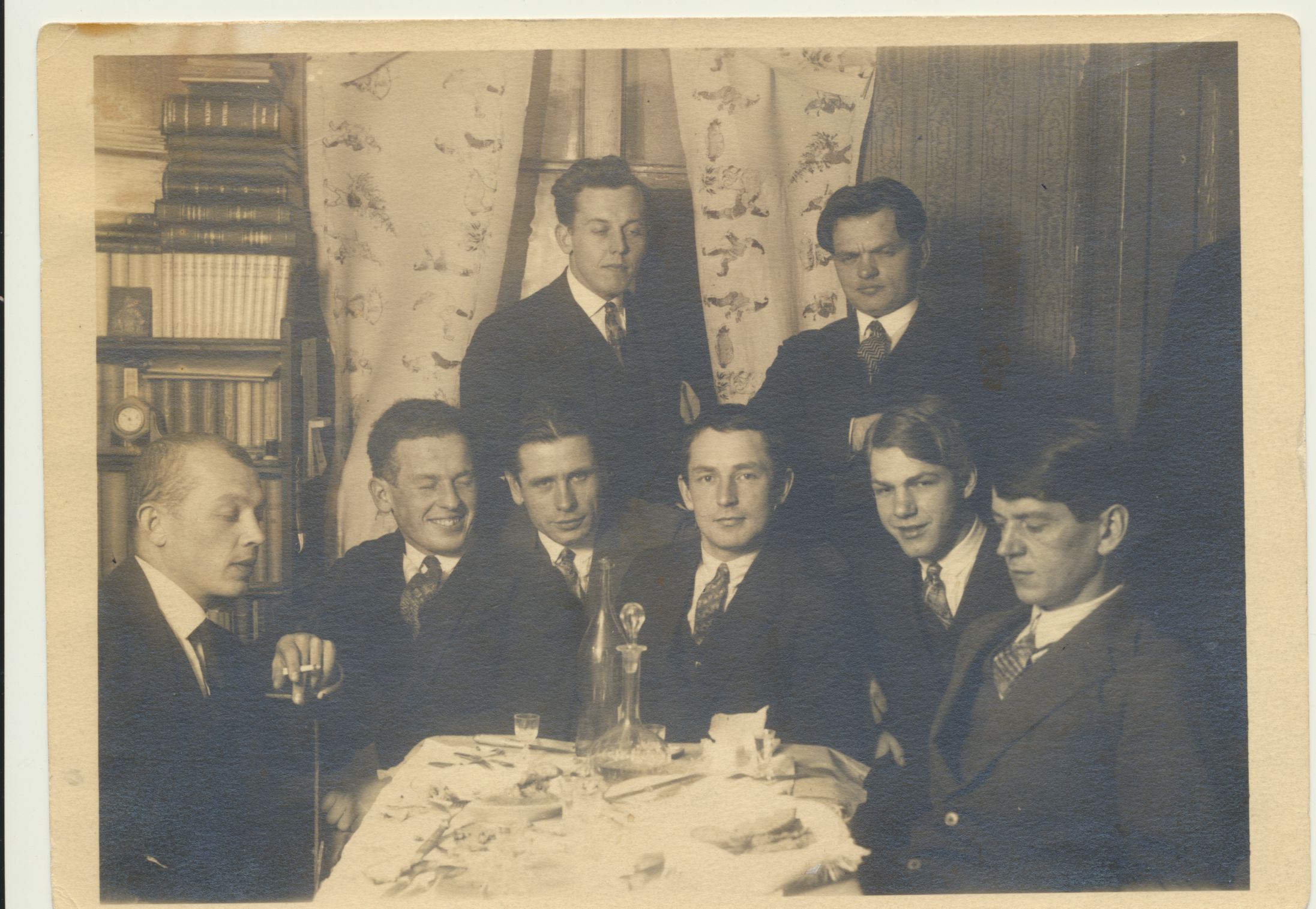 Keturvėjininkai pas K. Binkį. Iš kairės sėdi J. Ambrazevičius, T. Tilvytis, A. Braziulis, J. Petrėnas, A. Gerutis, K. Binkis. Stovi H. Kačinskas ir A. Gricius. Apie 1924 m.