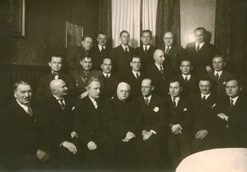 P. Tarulis (trečioje eilėje ketvirtas iš kairės) ir Vaižgantas (sėdi pirmos eilės centre) su žurnalistais. Apie 1930 m.