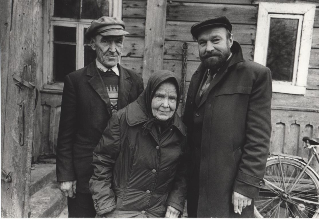 Su tėvais Emilija ir Jonu Šaveliais Steponių kaime Rokiškio rajone. 1986 m. Fotografas R. Rakauskas