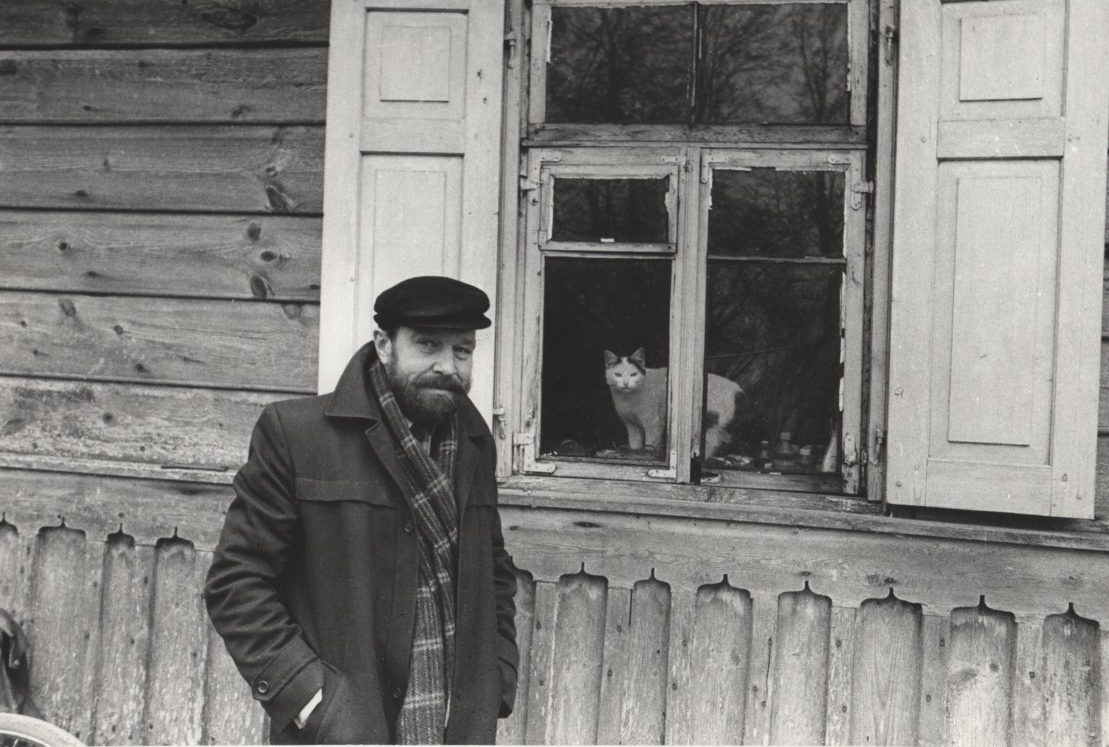 Tėviškėje su balta katyte. 1986 m. Fotografas R. Rakauskas