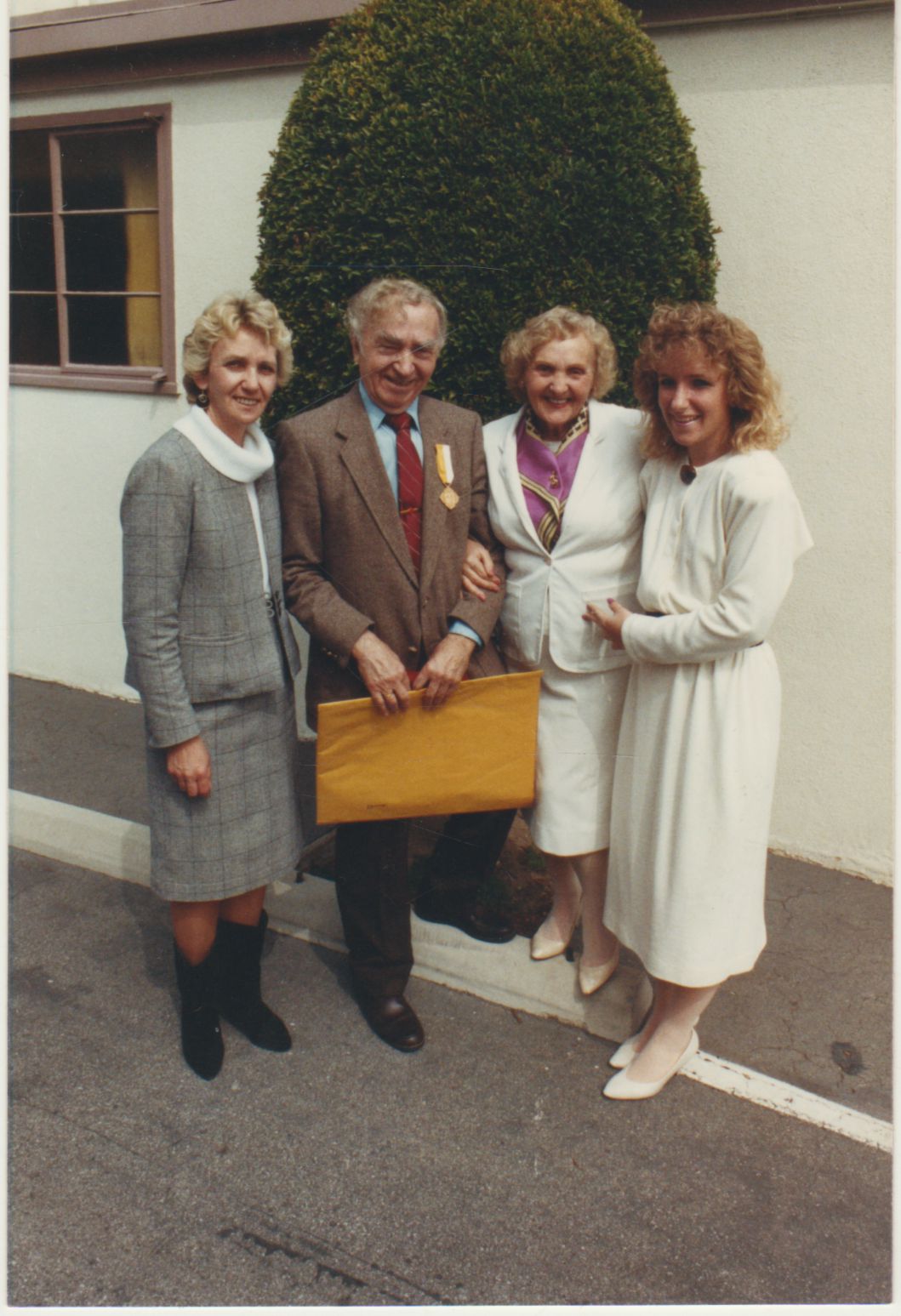 Po Jono Pauliaus II medalio įteikimo šventės Los Andžele 1988 m. kovo 6d. Iš kairės: Saulė Brazdžionytė, B. Brazdžionis, A. Brazdžionienė, vaikaitė Dalita Trotman.