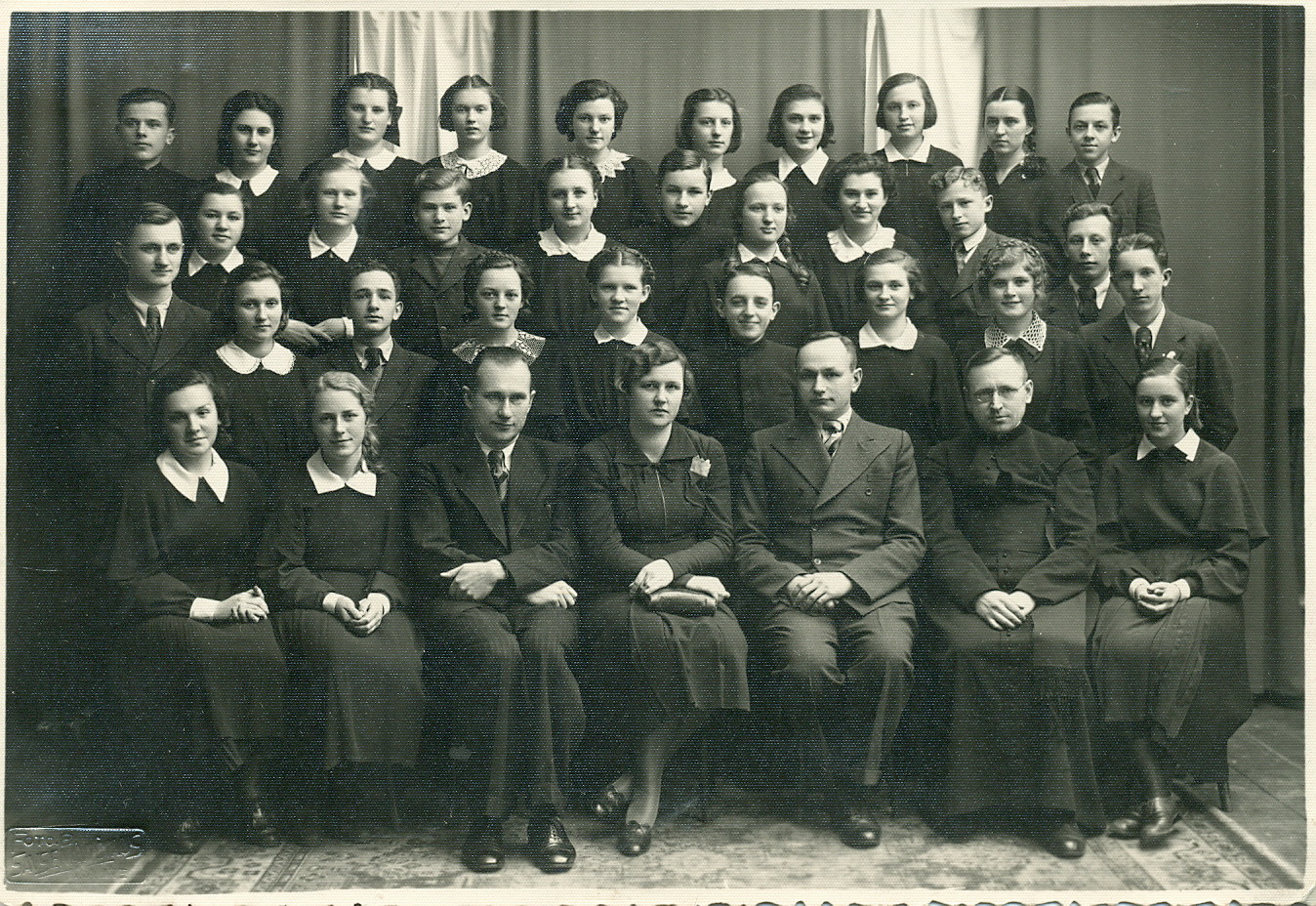 V. Mozūriūnas (3-ioje eilėje 1-as iš dešinės) su Kauno 3-ios gimnazijos mokiniais ir mokytojais. Kaunas, 1938–1939 m. – MLLM  23579