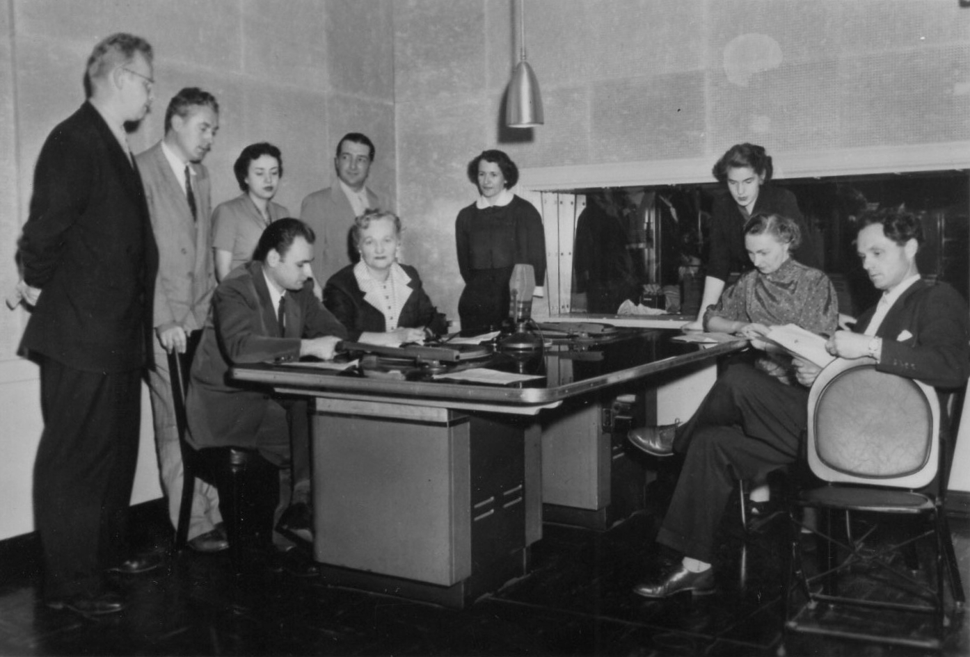 „Margučio“ radijo laidos „Pelkių žiburėlis“ kolektyvas. Čikaga. Apie 1960 m.  Pirmas iš kairės – P. Juodka; sėdi – A. Mackus, L. Vanagaitienė, E. Vilutienė. Stovi (centre) D. Sruogaitė-Bylaitienė.