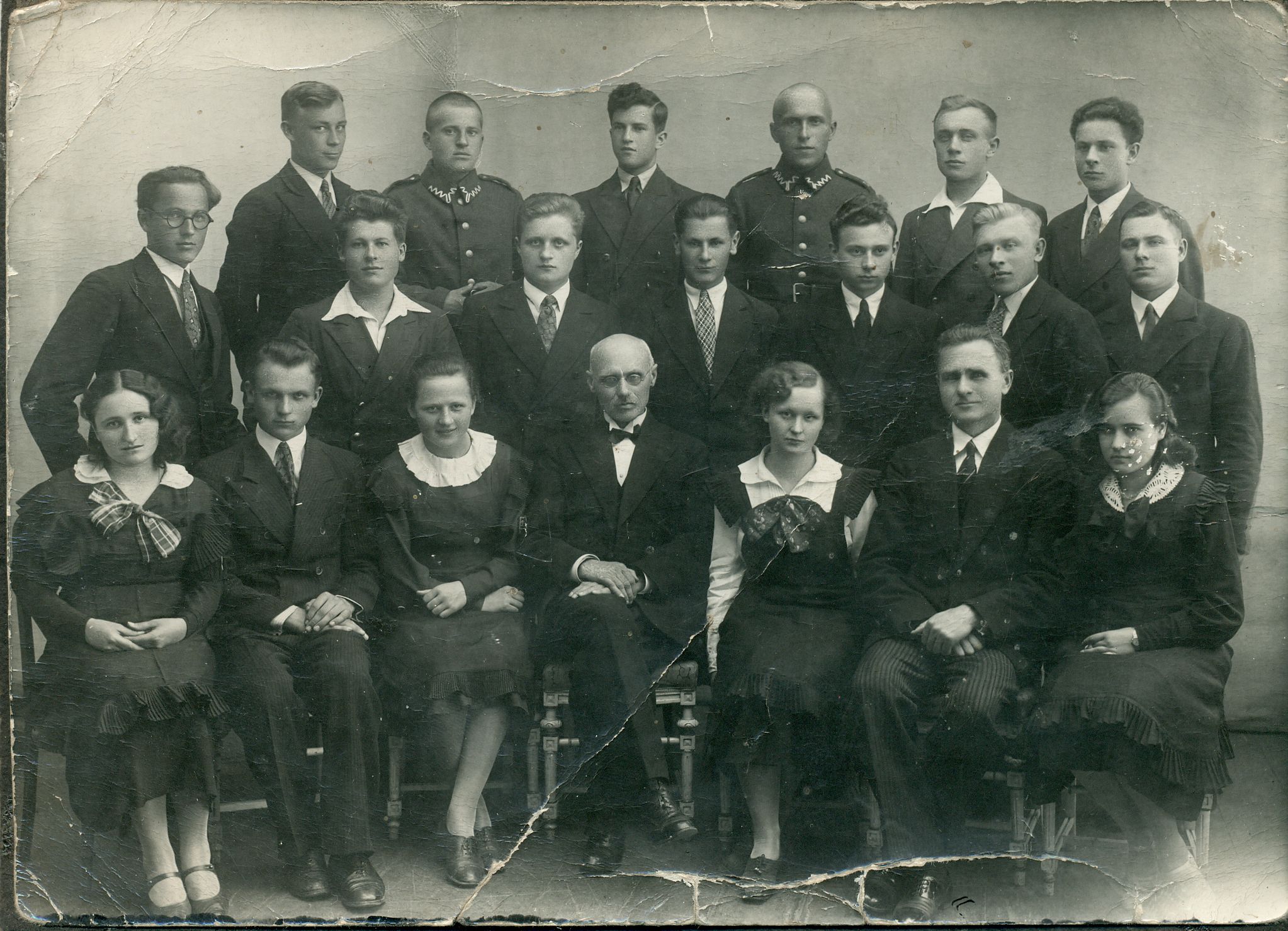 A. Žukauskas (trečioje eilėje trečias iš dešinės)  su mokiniais ir mokytojais, baigęs  Vytauto Didžiojo gimnaziją. Pirmoje eilėje, viduryje, sėdi mokyklos direktorius Marcelinas Šikšnys. Vilnius, 1935 m.
