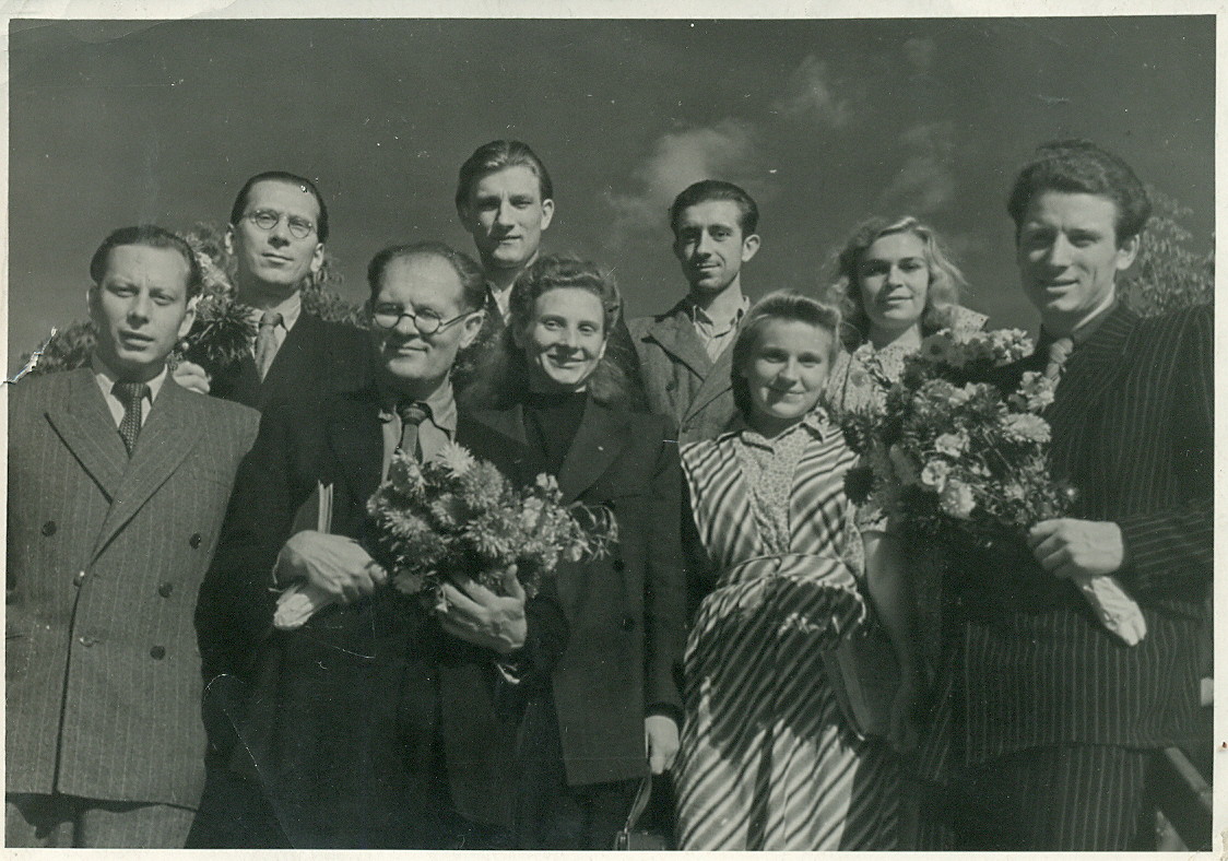 Iš kairės 1-oje eilėje: V. Mozūriūnas (1), Bronius Pranskus-Žalionis (2), Mykolas Sluckis (5); 2-oje eilėje: Vytautas Sirijos Gira (1), Vladas Grybas (2), Tatjana Rostovaitė (4). 1950 m. – RMM ĮK 4641/55