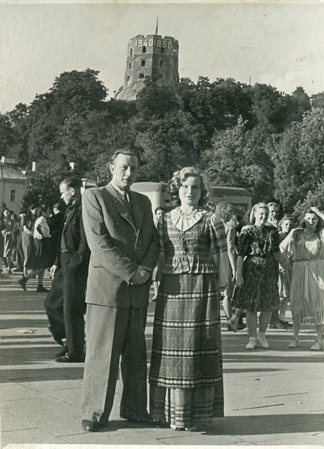 V. Mozūriūnas su žmona Lilijana Binkyte- Mozūriūniene. Vilnius, 1950 m. (Su L. Binkyte draugavo nuo 1936 m., besimokydami Kauno  3-ioje gimnazijoje, susituokė 1948 m., kartu gyveno iki 1962 m.) – RMM ĮK 4641/62
