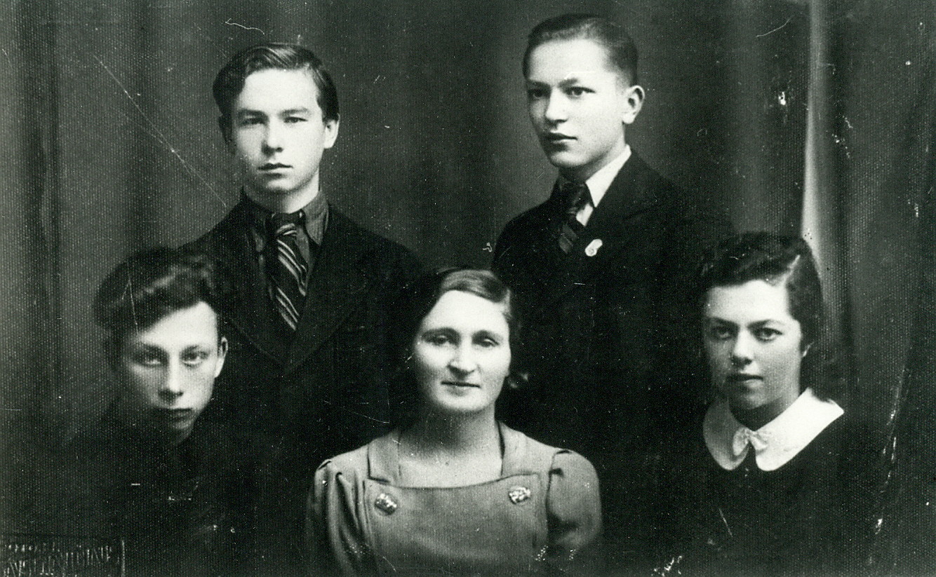 Kauno 3-ios gimnazijos literatų būrelio valdyba. Iš kairės: V. Mozūriūnas (1), K. Marukas (2), P. Orintaitė (3), J. Vildžiūnas (4). Kaunas, 1938 m. – RMM Mp 5017