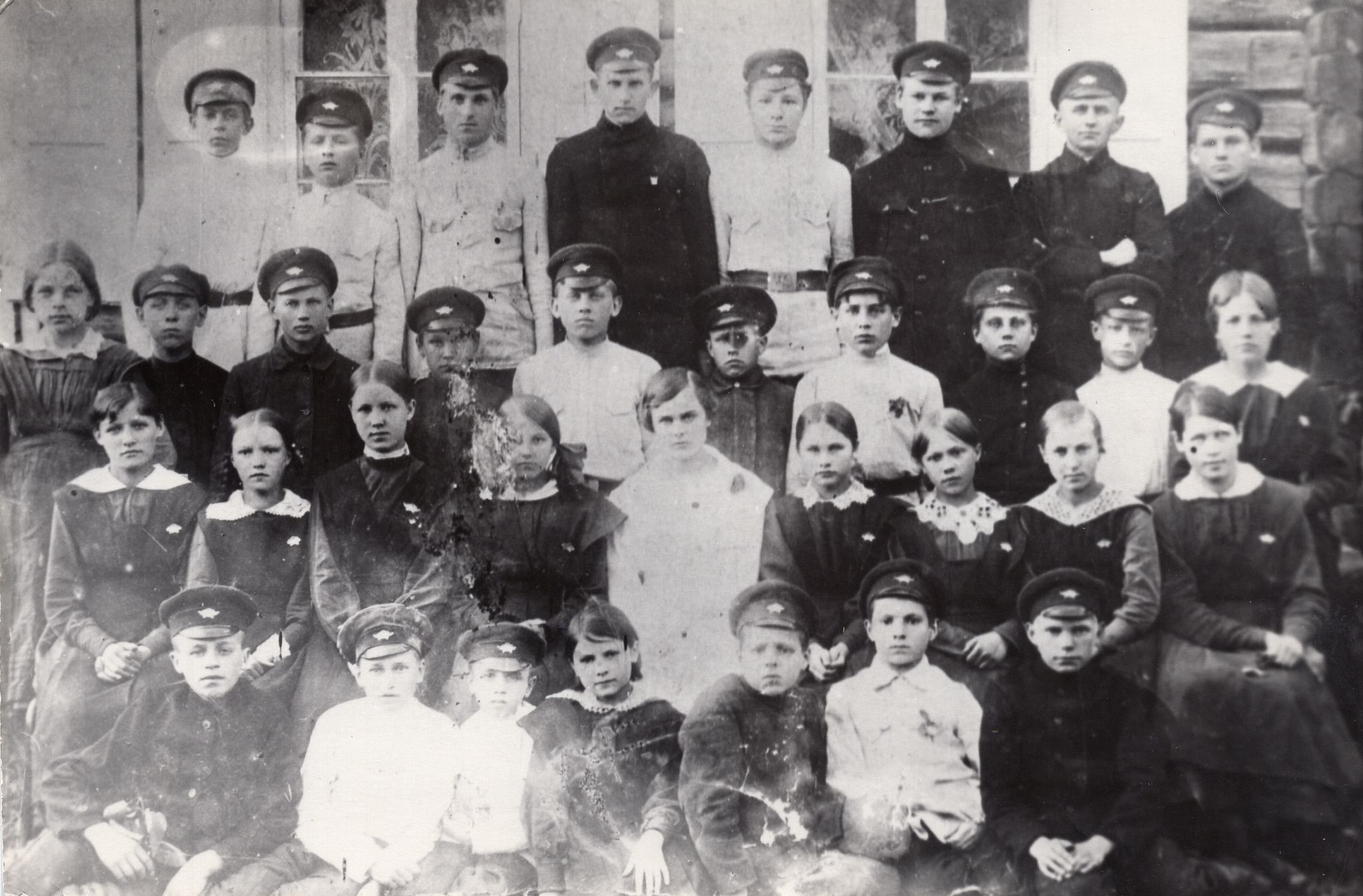 Utenos „Saulės“ gimnazija. Pirmoje eilėje trečias iš dešinės – P. Andriušis. 1920 m. A. Gasperaičio nuotrauka. MLLM P52372