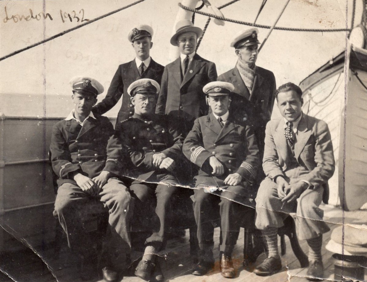 P. Andriušis (sėdi pirmas iš dešinės) su laivo įgula. Londonas, 1932 m. MLLM 32689
