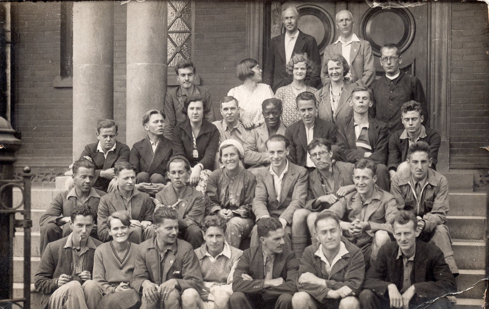 P. Andriušis (antroje eilėje iš kairės pirmas) su grupe išvykoje. Vokietija, apie 1945 m. MLLM 73545
