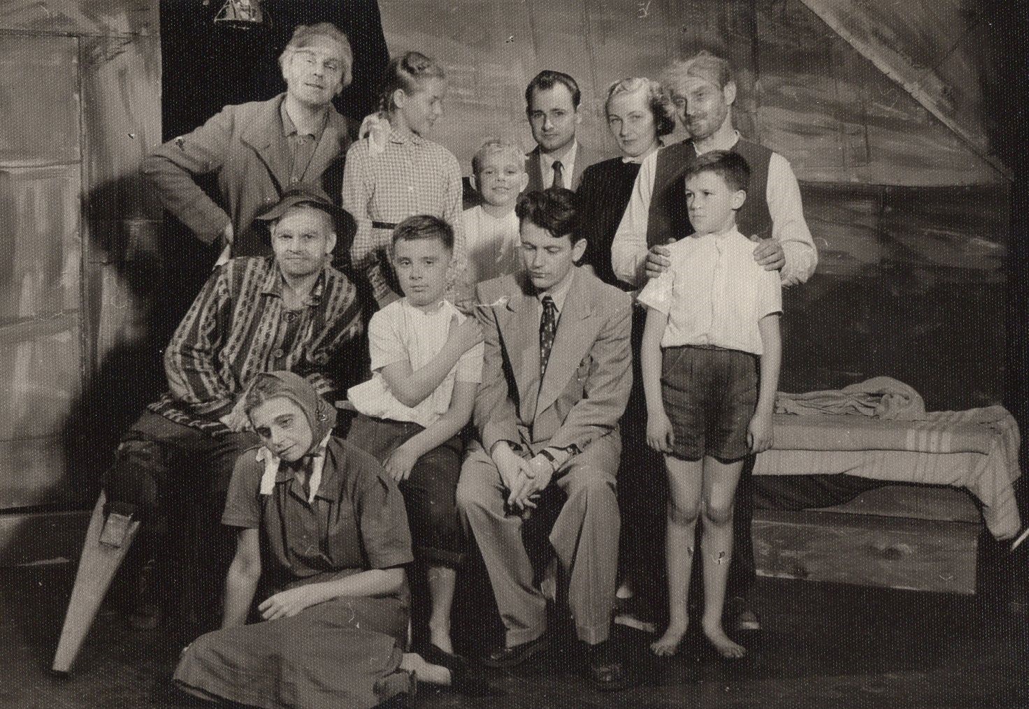 Po K. Ostrausko (sėdi pirmas iš dešinės) spektaklio. Centre stovi režisierius – A. Mackus. MLLM 112429
