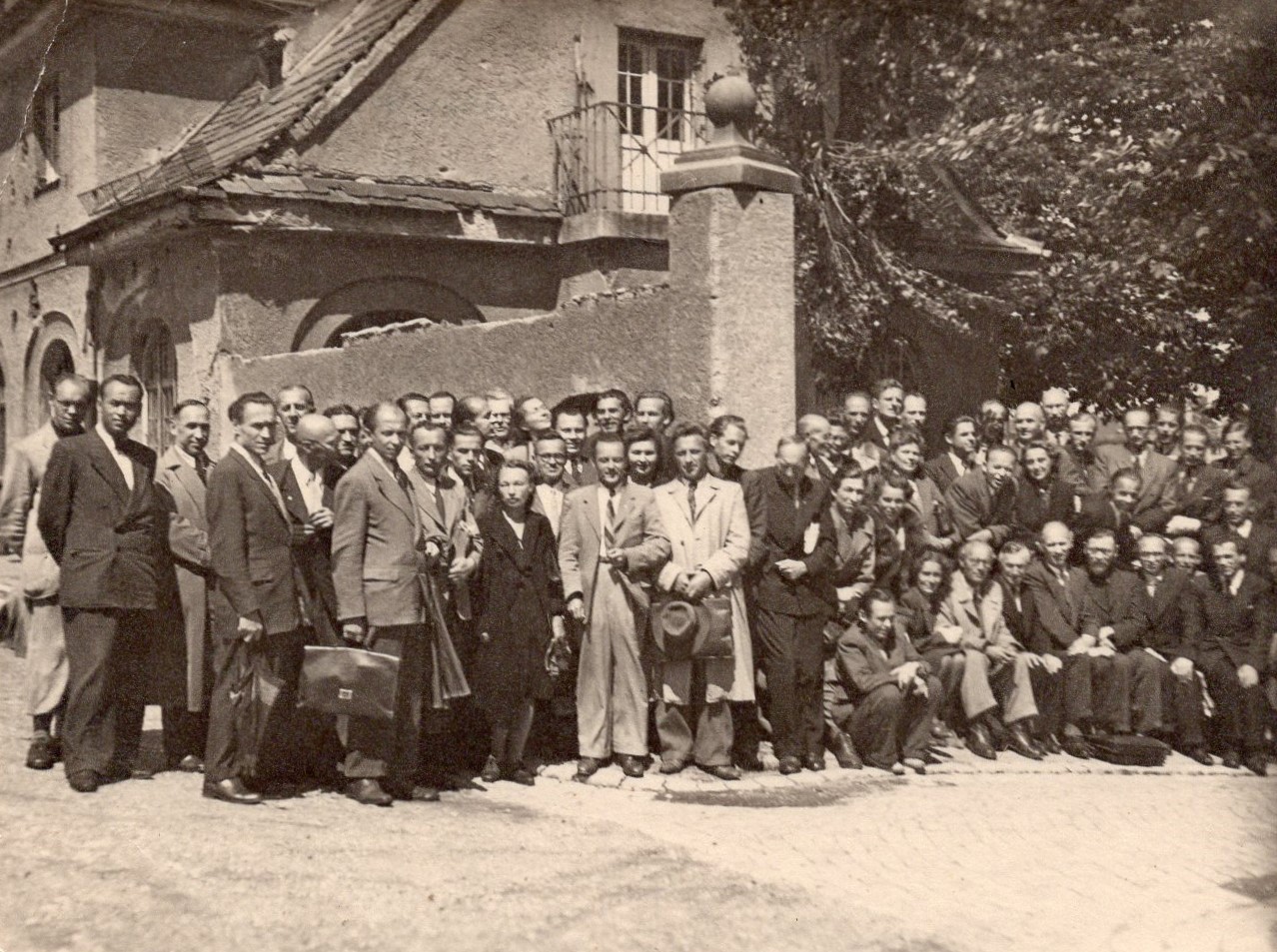 Lietuvių rašytojų tremtinių draugijos suvažiavimas. Augsburgas, 1947 m. liepos 11–12 d. P. Andriušis – antroje eilėje trečias iš dešinės. MLLM 113100