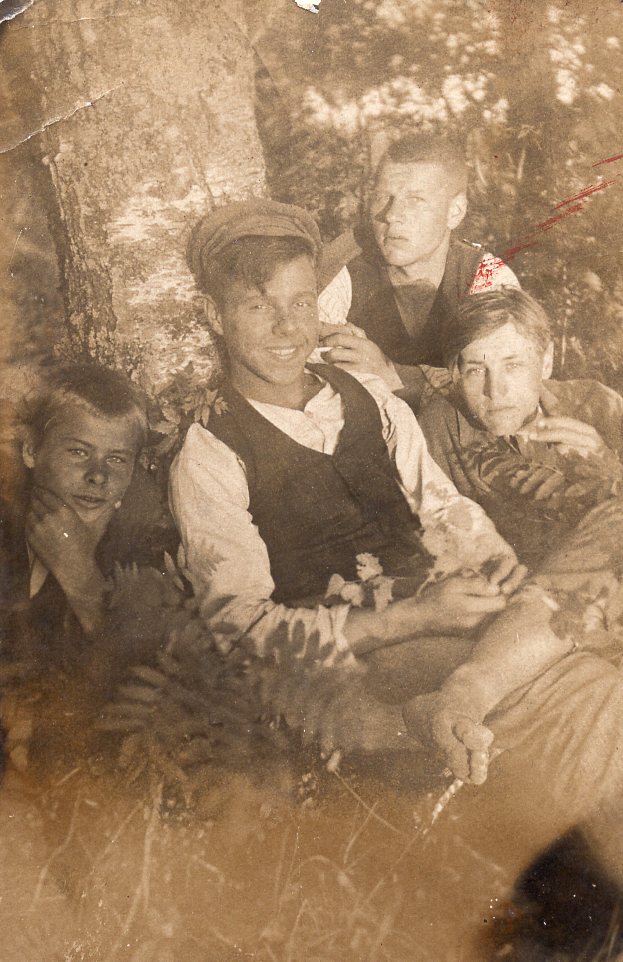 P. Andriušis (centre) su broliais. Gaidžių kaimas, apie 1927 m. MLLM 32686