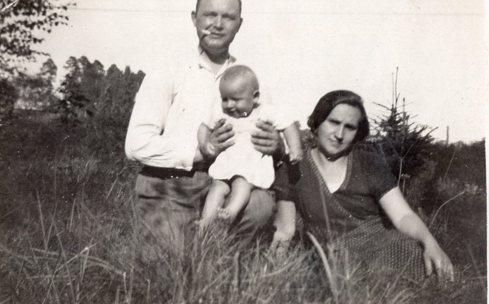 A. Mackus su tėvais Jonu ir Marcele. Pagėgiai, 1932 m. MLLM 92429