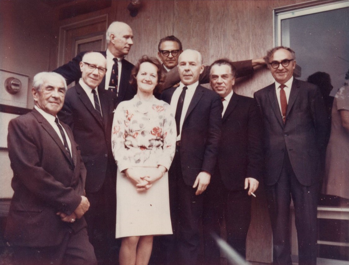 Iš kairės: J. Švaistas, J. Gliauda, S. Santvaras, Alė Rūta, B. Raila, P. Andriušis, A. Gustaitis, B. Brazdžionis. Santa Monika, 1968 m. MLLM P55615