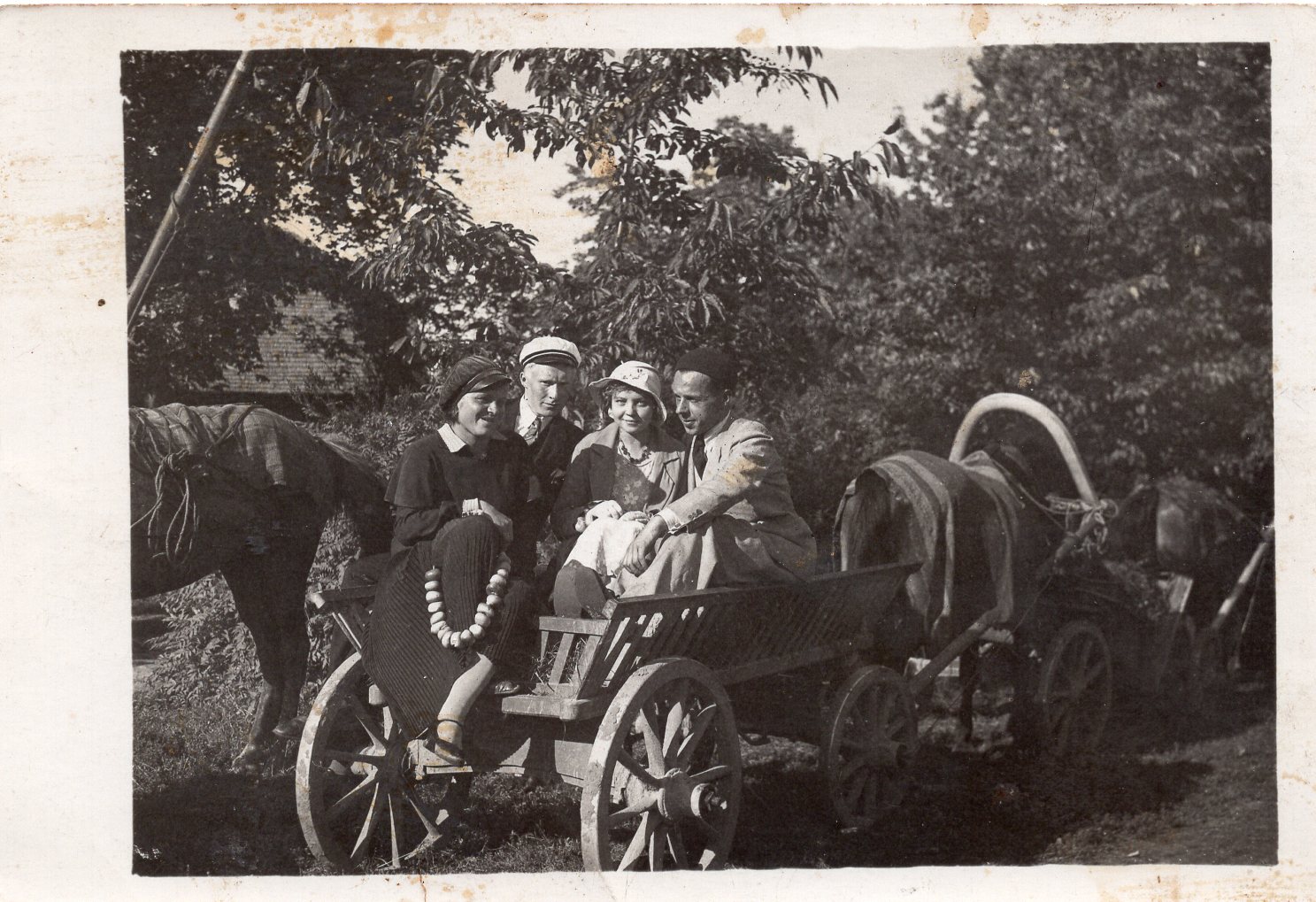 P. Andriušis (dešinėje) važiuoja su draugais vežime pasikinkę arklį. Lietuva, apie 1932 m. L. Dainio nuotrauka. MLLM 73546