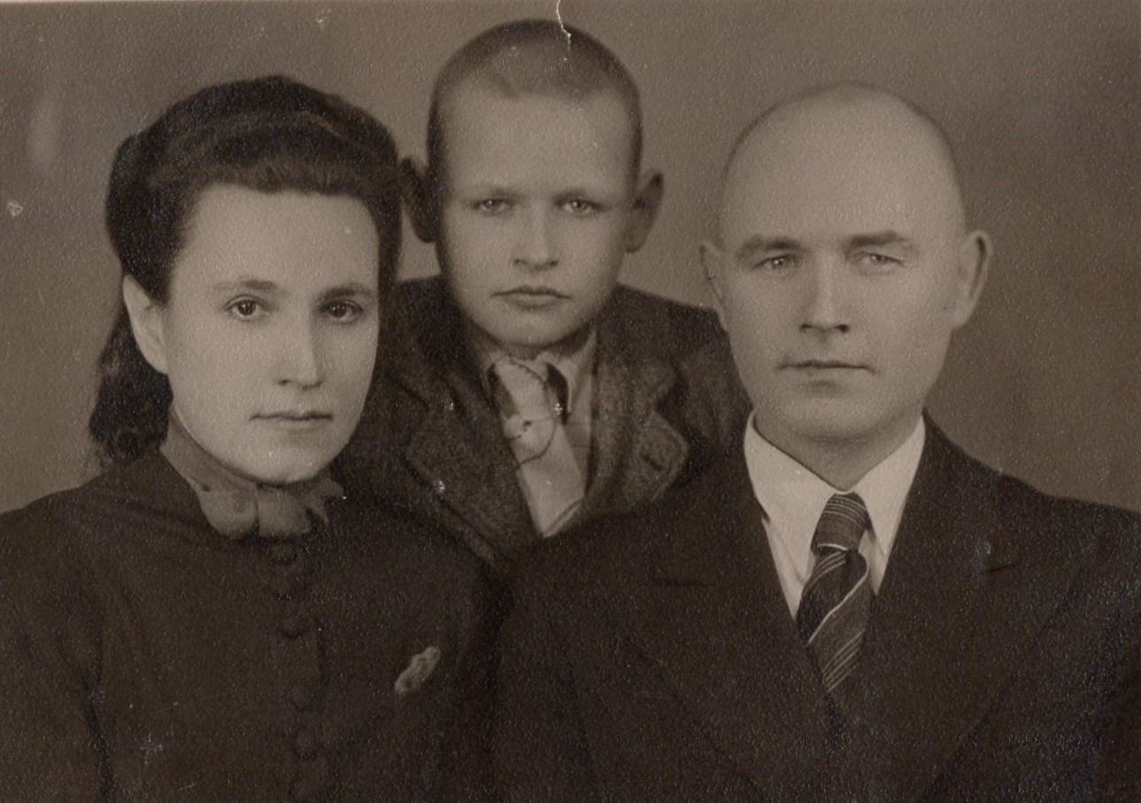 A. Mackus su tėvais. Vilnius, 1943 m. MLLM 92431