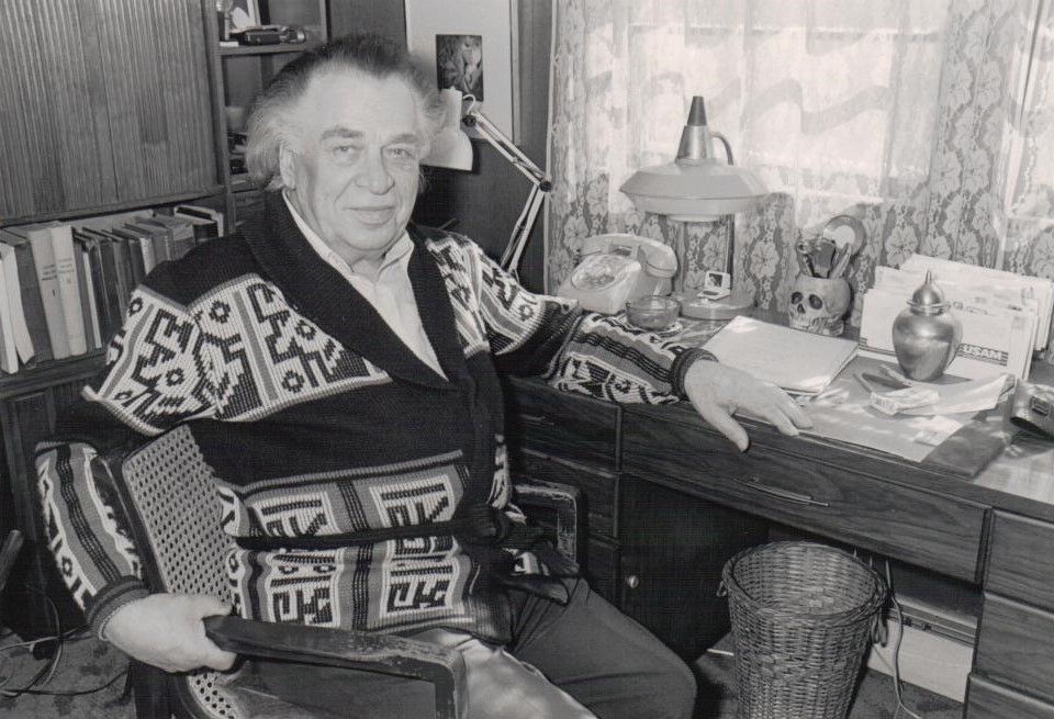 Antanas Gustaitis savo darbo kabinete. Bostonas. 1987 m.