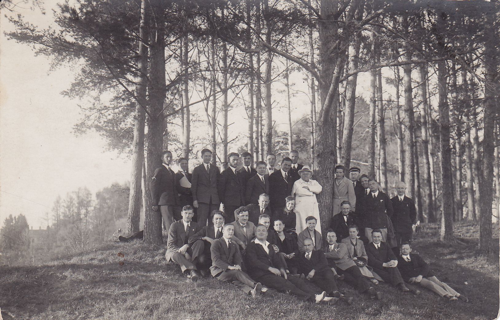 Profesorius, rašytojas Juozas Tumas-Vaižgantas su studentais. Apie 1925 m. MLLM 121880