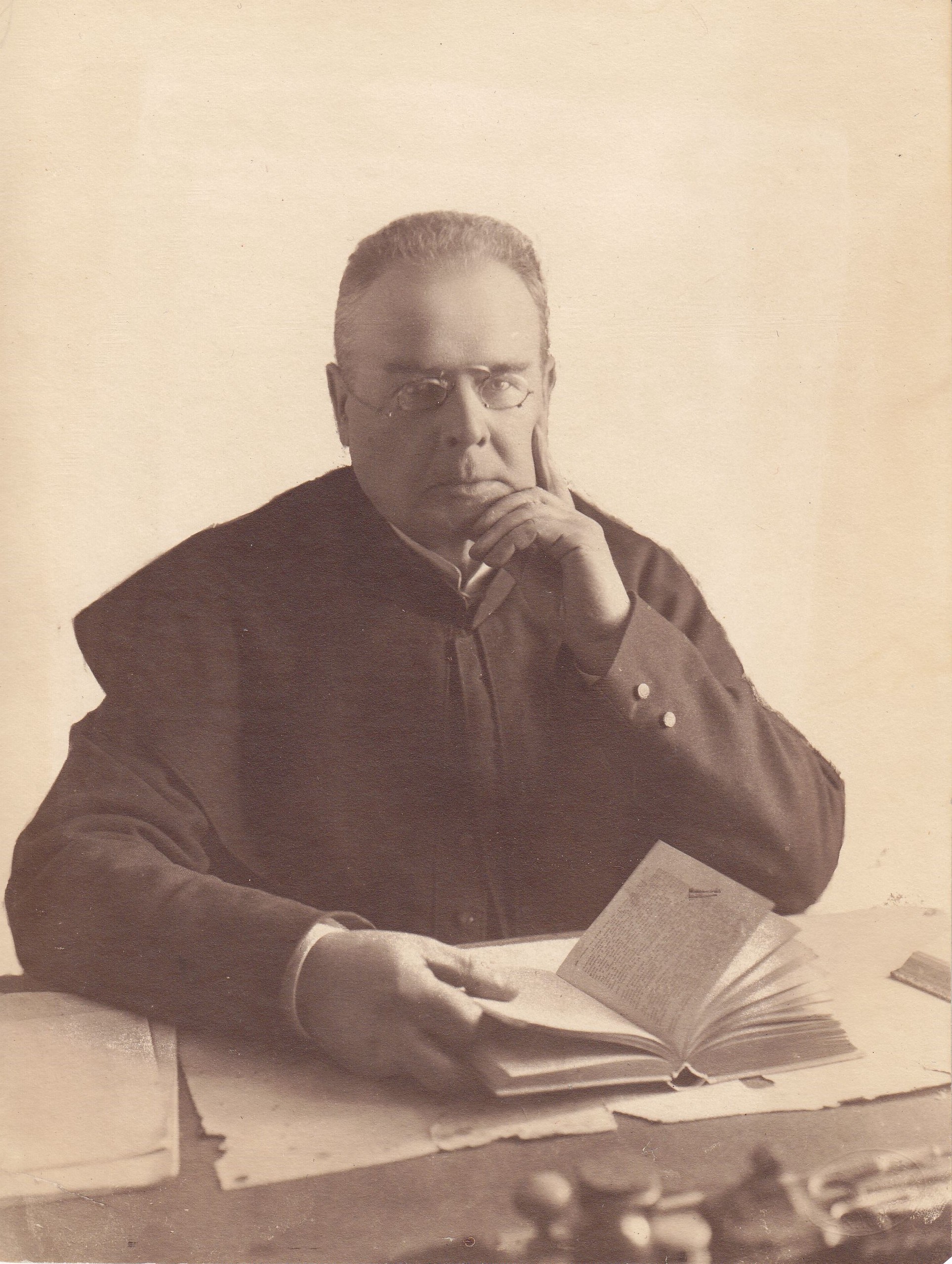 Jonas Mačiulis-Maironis darbo kabinete. Kaunas. Apie 1922 m. MLLM 70877