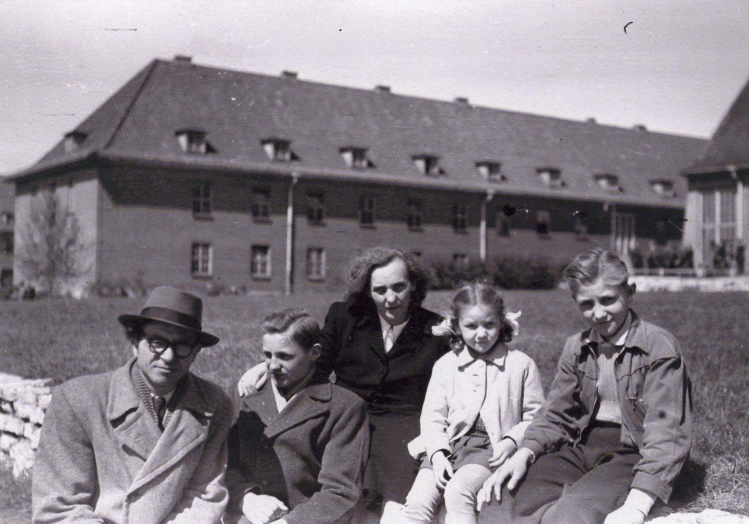 B. Brazdžionis su šeima 1949 m. gegužės mėn. Bremerhavene, prie barakų, kuriuose laikinai gyveno, laukdami laivo į JAV