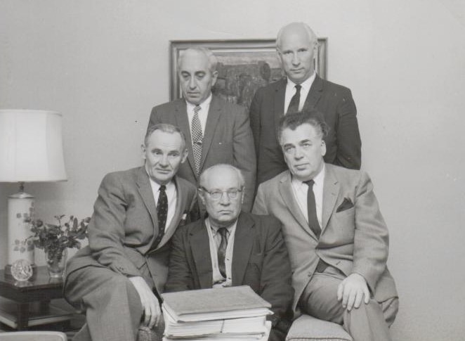 „Dirvos“ literatūrinės premijos skyrimo komisija 1964 m. Iš kairės: sėdi J. Kapočius, F. Kirša, A. Gustaitis; stovi V. Vizgirda, komisijos pirmininkas S. Santvaras. MLLM 33164