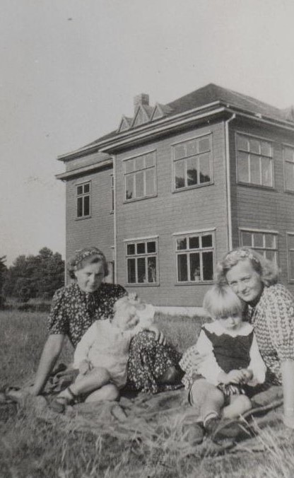 S. Santvaro namai prie Palangos. Apie 1940 m. Iš kairės: K. Augaitytė-Pliuškonienė su sūnumis Sauliumi ir Kęstučiu ir operos solistė J. Augaitytė. MLLM 33190