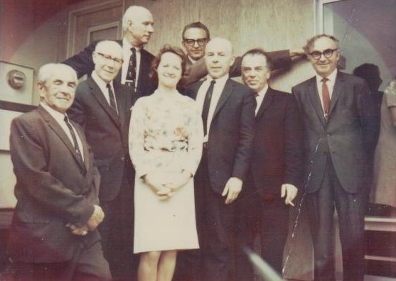 Antrojo ketveriukės turo proga pas A. ir E. Arbus. Santa Monika. 1968 m. Iš kairės: J. Balčiūnas-Švaistas, J. Gliauda, Alė Rūta, B. Raila, P. Andriušis, A. Gustaitis, B. Brazdžionis, S. Santvaras. MLLM 39050