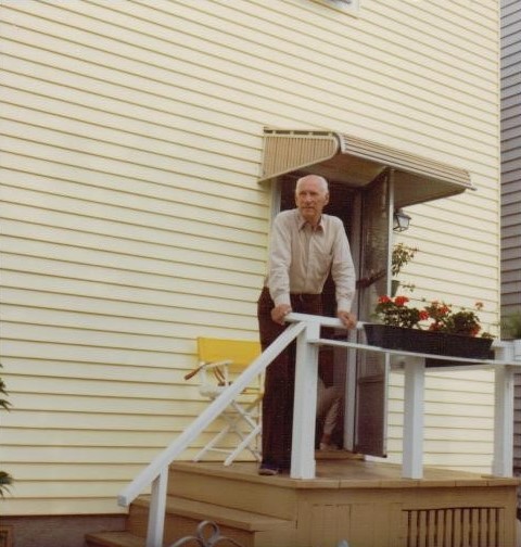 S. Santvaras prie savo namų. Bostonas. Apie 1970 m. MLLM 77252
