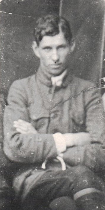 S. Santvaras grįžęs iš tarnybos savanoriu Lietuvos kariuomenėje. Apie 1920 m. MLLM 33189