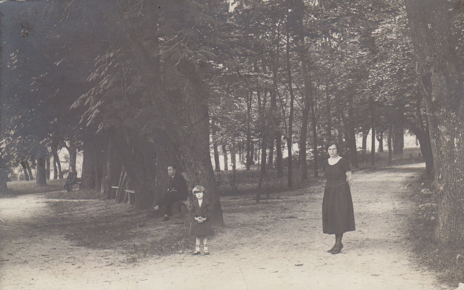 Rašytojas su šeima Jurbarko gimnazijos parke. 1927 m. MLLM 60383