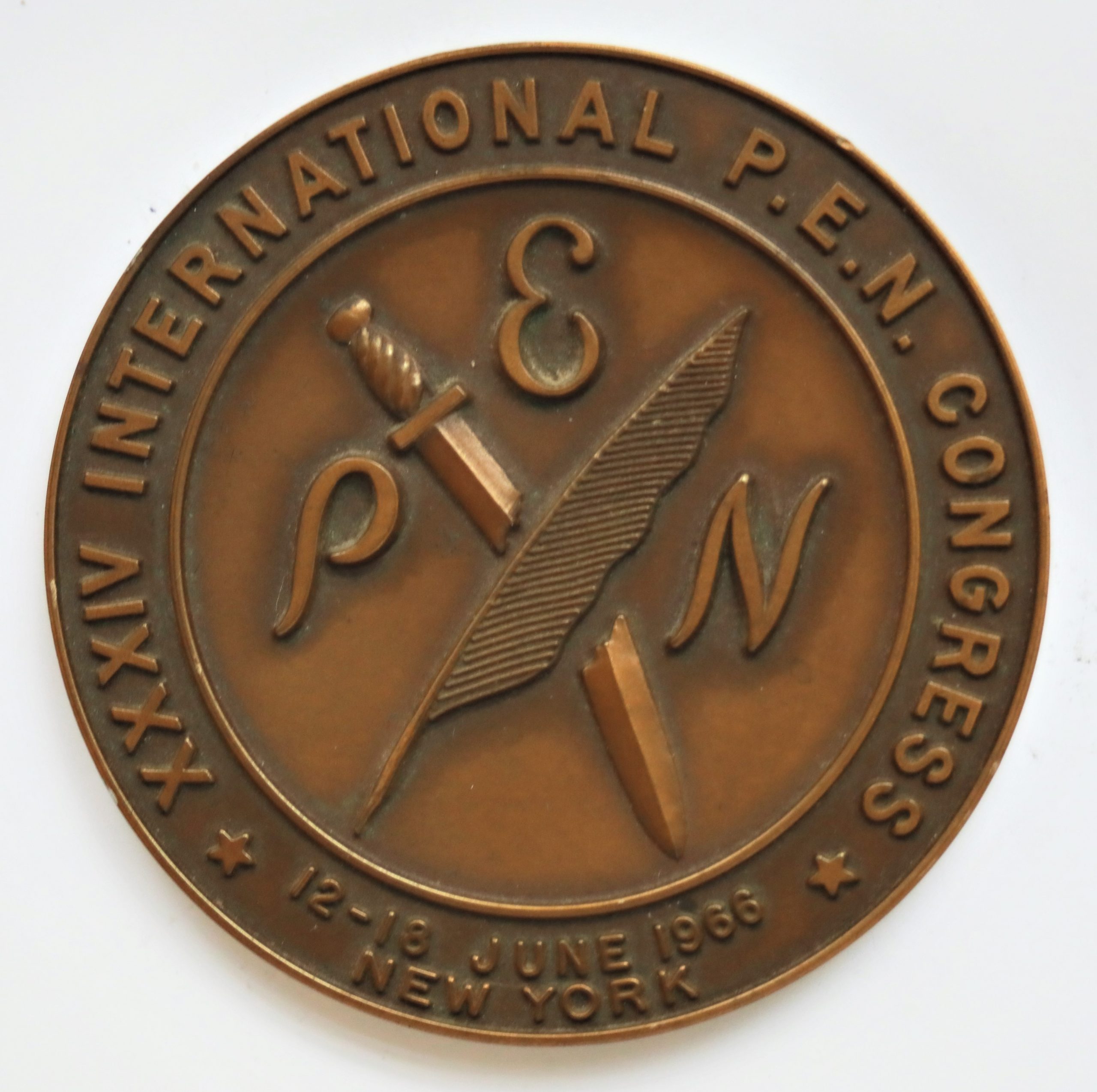PEN klubo medalis, išleistas ir S. Santvarui įteiktas tarptautinio klubo kongreso 1966 m. proga. MLLM 120816
